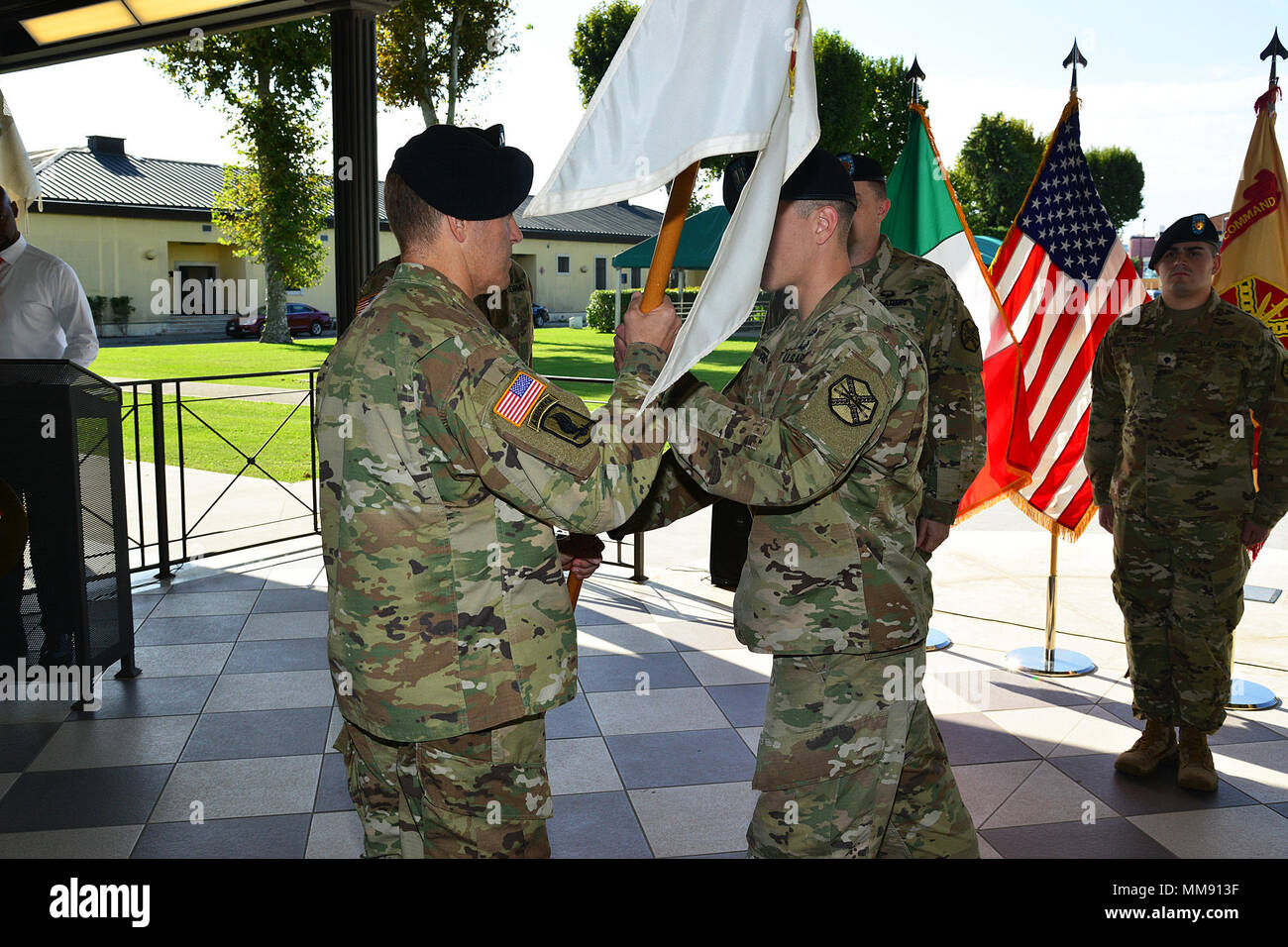 Il cap. Brennan T. Roorda, destra passa il guidon al Col. Eric M. Berdy, sinistra, comandante della U.S. Army Garrison Italia sede e Sede battaglione, durante un cambio del comando cerimonia società sede alla Caserma Ederle a Vicenza, Italia, Sett. 18, 2017. (U.S. Esercito foto di Visual Information Specialist Antonio Bedin/rilasciato) Foto Stock