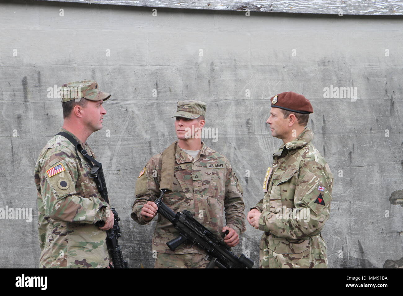 Il 7 settembre 18, 2017 Il Michigan Guardia Nazionale della Società C, 1° Battaglione, centoventicinquesimo Reggimento di Fanteria (C-1-125IN) e il Royal Wessex Yeomanry (RWxY), una riserva britannica armor reggimento, completato un combinato di bracci esercitazione a Sennelager Area Formazione, Germania. Ci sono stati parecchi dignitari presenti a guardare l'esercizio, compreso Prince Edward, il conte di Wessex. Oltre a guardare l'esercitazione, i dignitari ha visitato con truppe e il Conte di Wessex presentato British combat badge di precisione di tiro a soldati di C Co. che ha ottenuto un punteggio di 40 o superiore su 50 durante il q Foto Stock