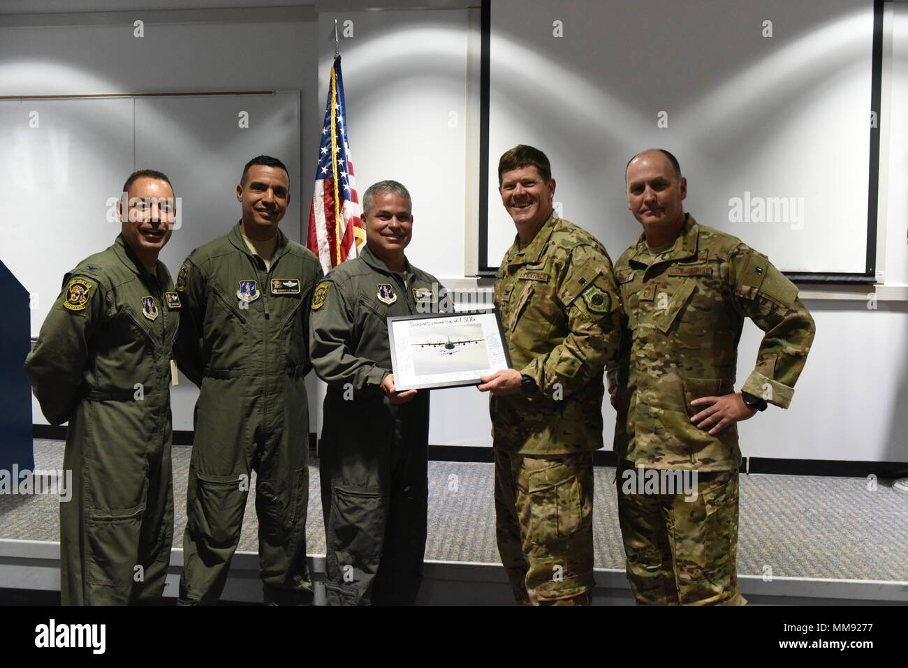 (L a r) Col. Carlos Borges, 156Ops Cmdr, Lt. Col. Evaristo Lopez, 198come Cmdr, Col. Raymond Figueroa, 156AW Cmdr, Col. Michael Jackson, 27 Special Ops Gruppo Cmdr, CMSgt Greg Carrico. La ventisettesima gruppo Operations Commander Michael Jackson presenta la 156Wing Commander, Col. Raymond Figueroa un segno di apprezzamento per l ospitalità e servizi del Puerto Rico Air National Guard che li ospitano durante un' operazione congiunta a sostegno dell'Uragano Irma. Air Force foto di Capt. Matt Murphy, AZNG. Foto Stock