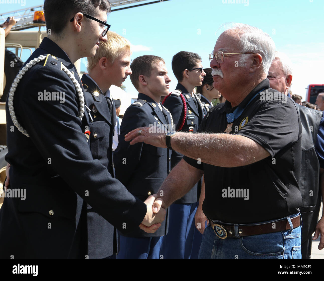 Ritirato U.S. Marine Corps Col. Harvey C. Barnum, Jr., destinatario della medaglia d'onore per le sue azioni il 18 dicembre 1965, durante la Guerra del Vietnam, scuote le mani con un esercito ROTC Junior cadet al Pueblo Weisbrod museo di aeromobili, Pueblo, Colorado, 16 settembre 2017. Il Pueblo Home of Heroes Association ha ospitato la Congressional Medal of Honor Society Convenzione da sett. 12-16, 2017. (U.S. Esercito foto di Spc. Anthony Bryant) Foto Stock