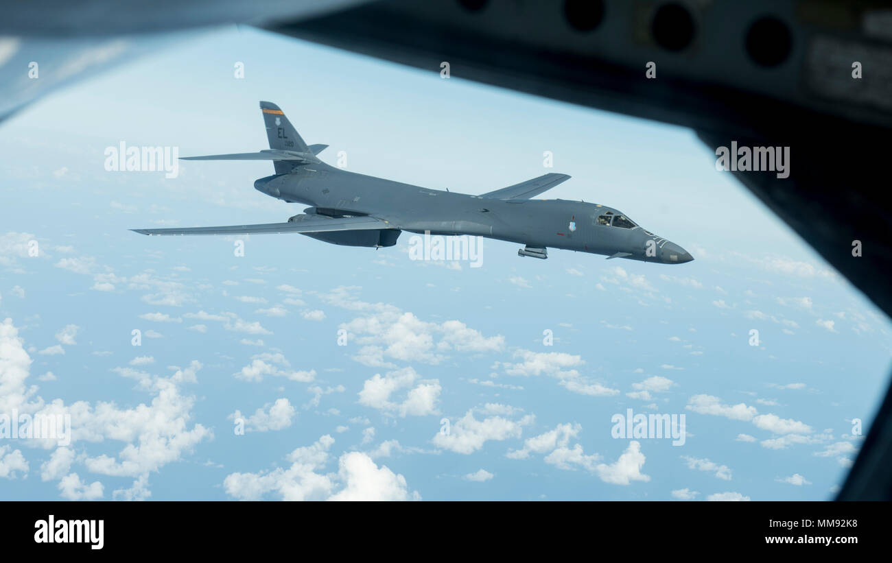 Un U.S. Air Force 37th Expeditionary squadriglia di bombardieri B-1B Lancer, assegnato a Ellsworth Air Force Base, S.D., conduce aria-aria formazione di rifornimento con un 909th Air Refuelling Squadron KC-135 Stratotanker, assegnato a Kadena Air Base, Giappone, oltre la prossimità del Mar della Cina orientale, Sett. 18, 2017. Il B-1B è un long-range, multi-ruolo di bombardiere pesante è in grado di volo intercontinentale a più di 30.000 piedi, trasporta un carico utile di armi di 75.000 libbre e il suo radar ad apertura sintetica possono tenere traccia e innestare la movimentazione di veicoli con auto-targeting e terreno-modalità seguenti. (U.S. Air Force foto di S Foto Stock