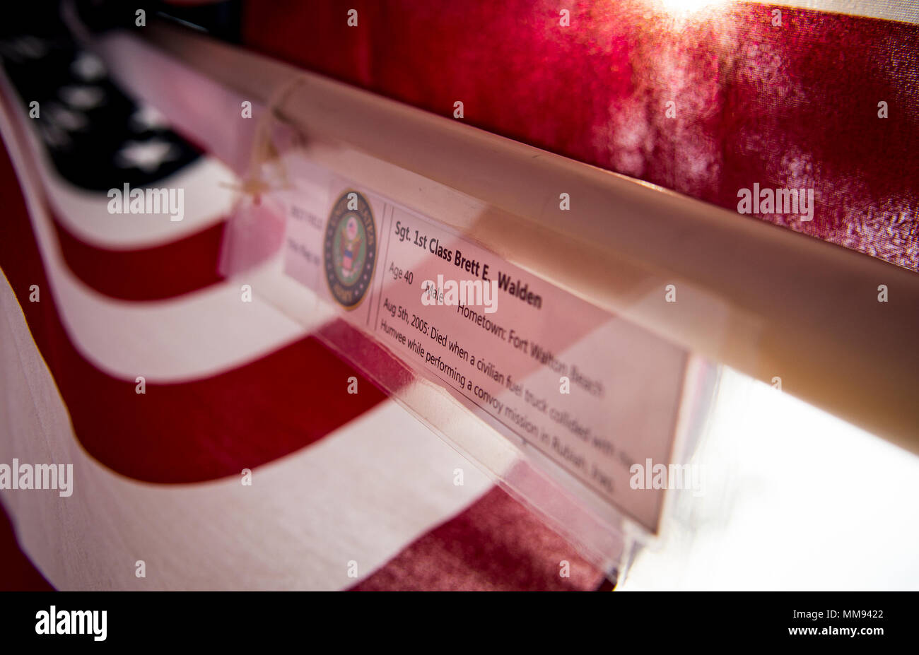 Sgt. 1. Classe Brett Walden il nome era attaccato ad uno dei flag impostato sul campo di Valor display in Niceville, Fla. sett. 14. Il display dispone di 13 righe di 27 bandiere e uno supplementare per creare il campo. I nomi dei caduti di recente militari, tra cui 10 aviatori, adornano ogni circa 352 bandierine americane. (U.S. Air Force foto/Samuel King Jr.) Foto Stock