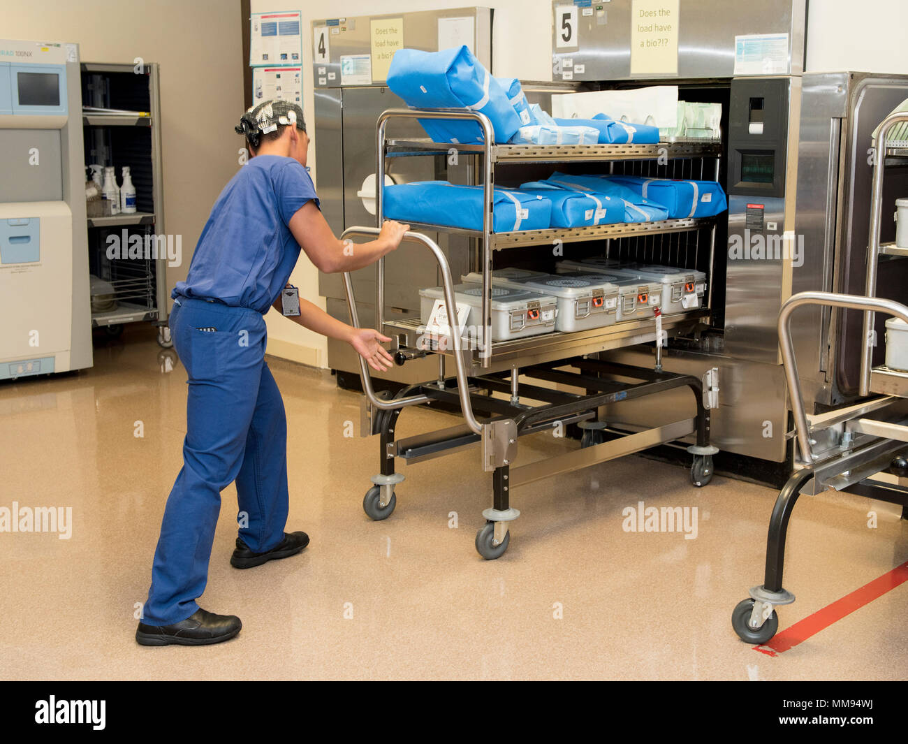 Un uomo con una macchina a vapore sia per pulire e sterilizzare un materasso.  Il vapore può aiutare a uccidere cimici etc Foto stock - Alamy