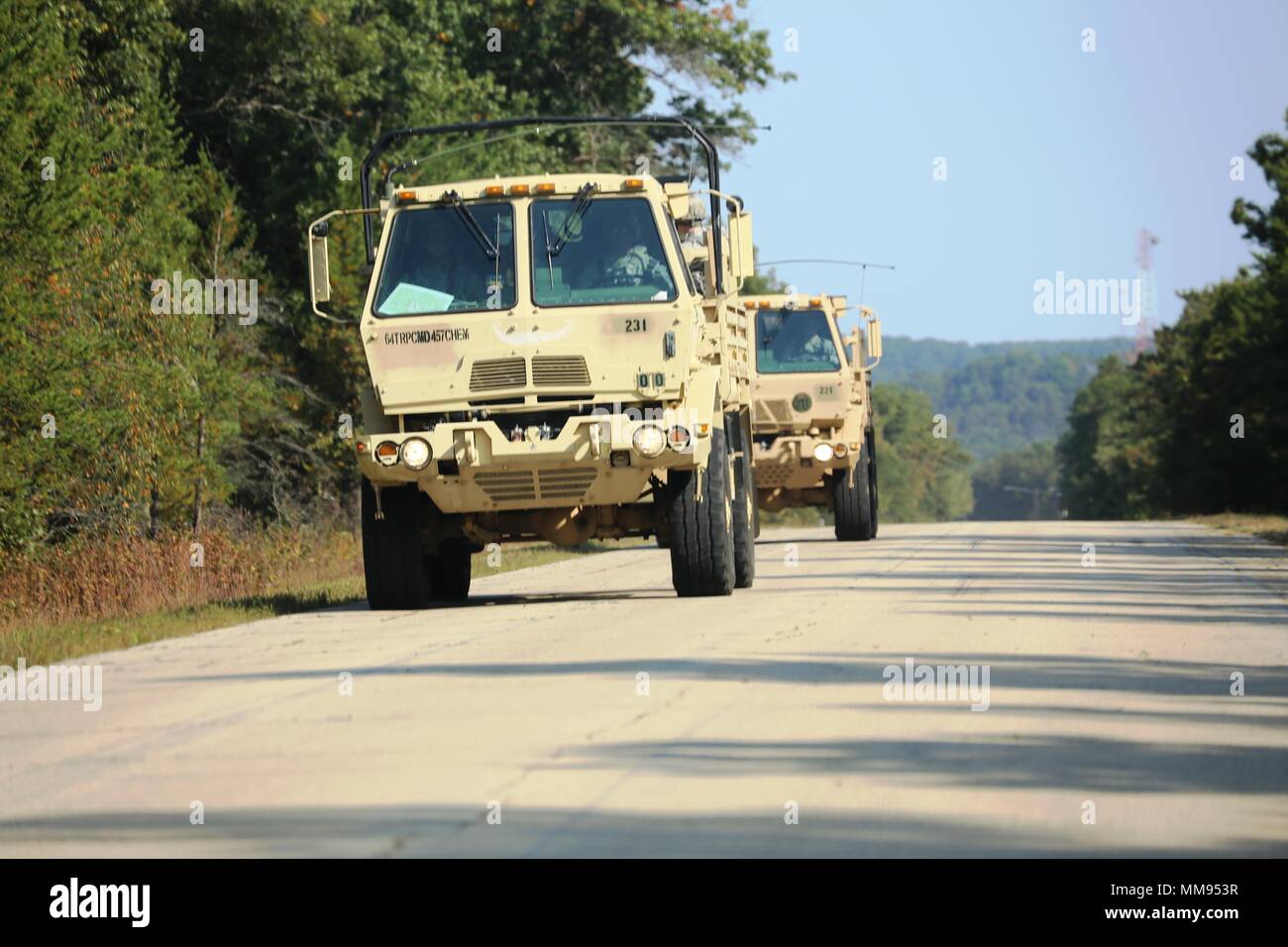 Soldati con il 457th chimici, biologici, radiologici e nucleari (CBRN) Azienda del Wisconsin National Guard per guidare i veicoli militari in un convoglio sett. 14, 2017, a sud di Post in rotta verso una zona di formazione a Fort McCoy, Wis. CBRN azienda stava conducendo addestramento annuale al momento dell'installazione. (U.S. Foto dell'esercito da Scott T. Sturkol, Ufficio per gli affari pubblici, Fort McCoy, Wis.) Foto Stock