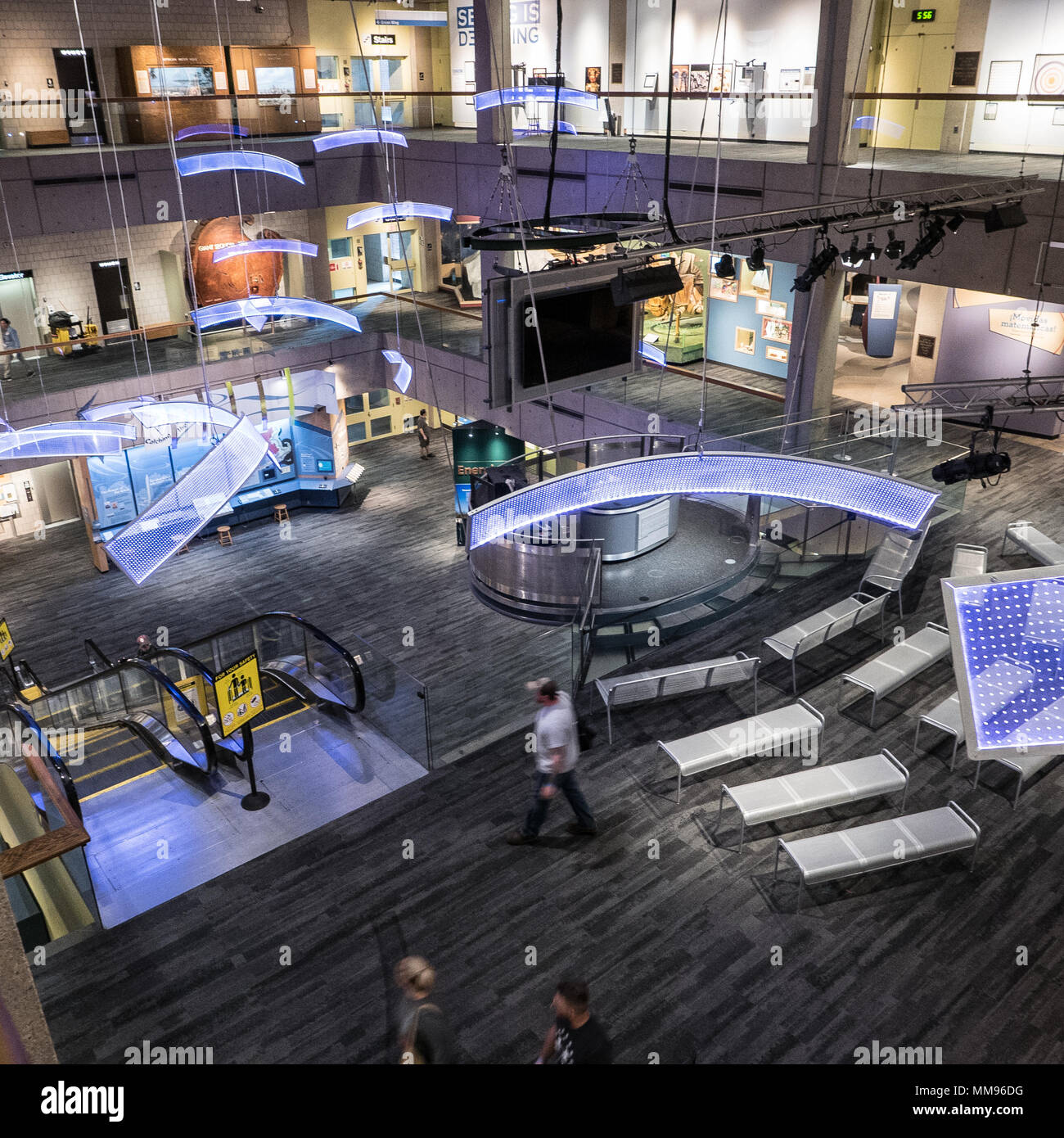 Sala principale del Boston Museum of Science di notte, che mostra tre livelli e scale mobili e appeso un Modello lunare Foto Stock