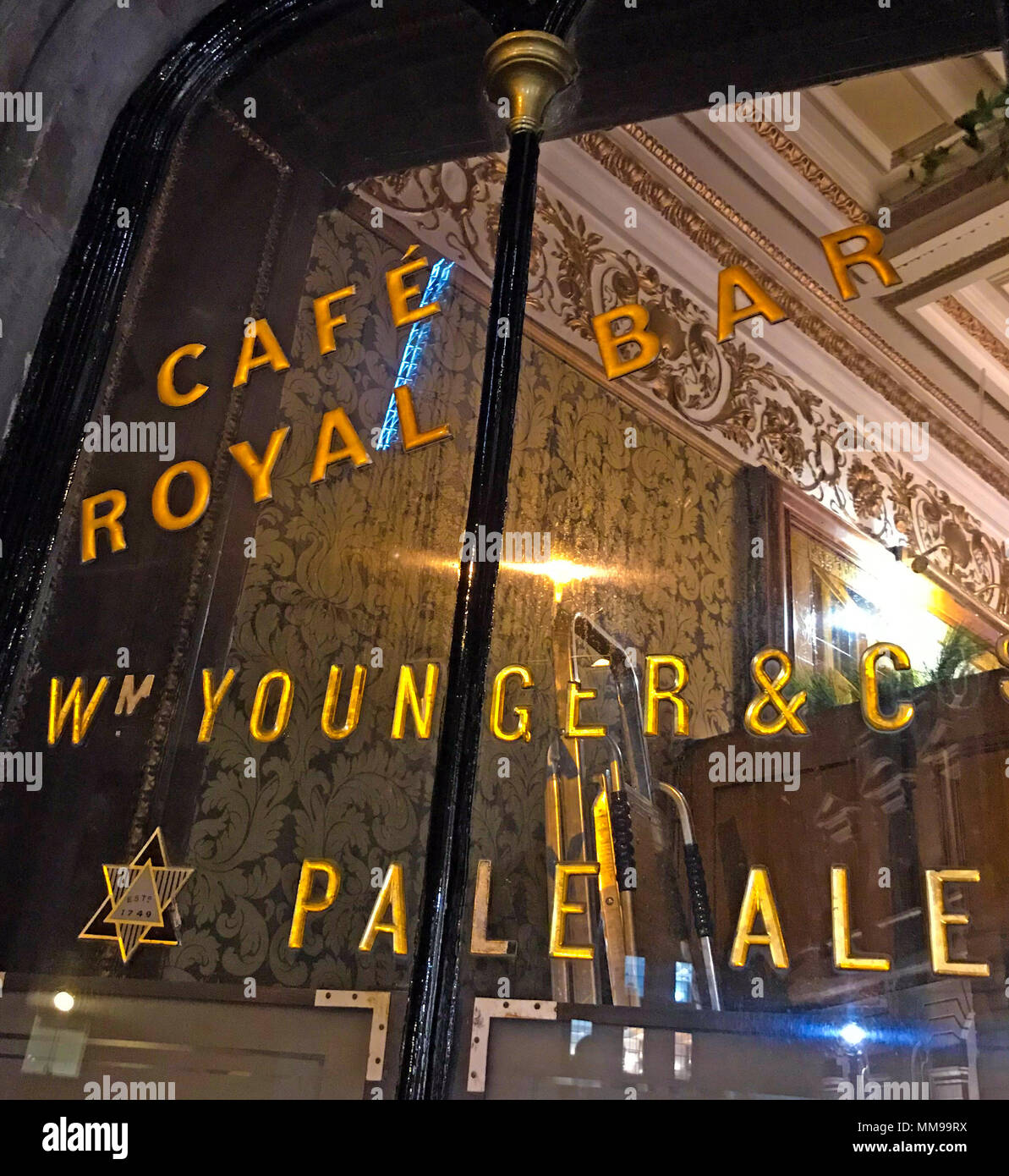 I bracci di Guildford, No 1, West Register Street, Edinburgh EH2 2AA, real ale pub, Scozia, di notte Foto Stock
