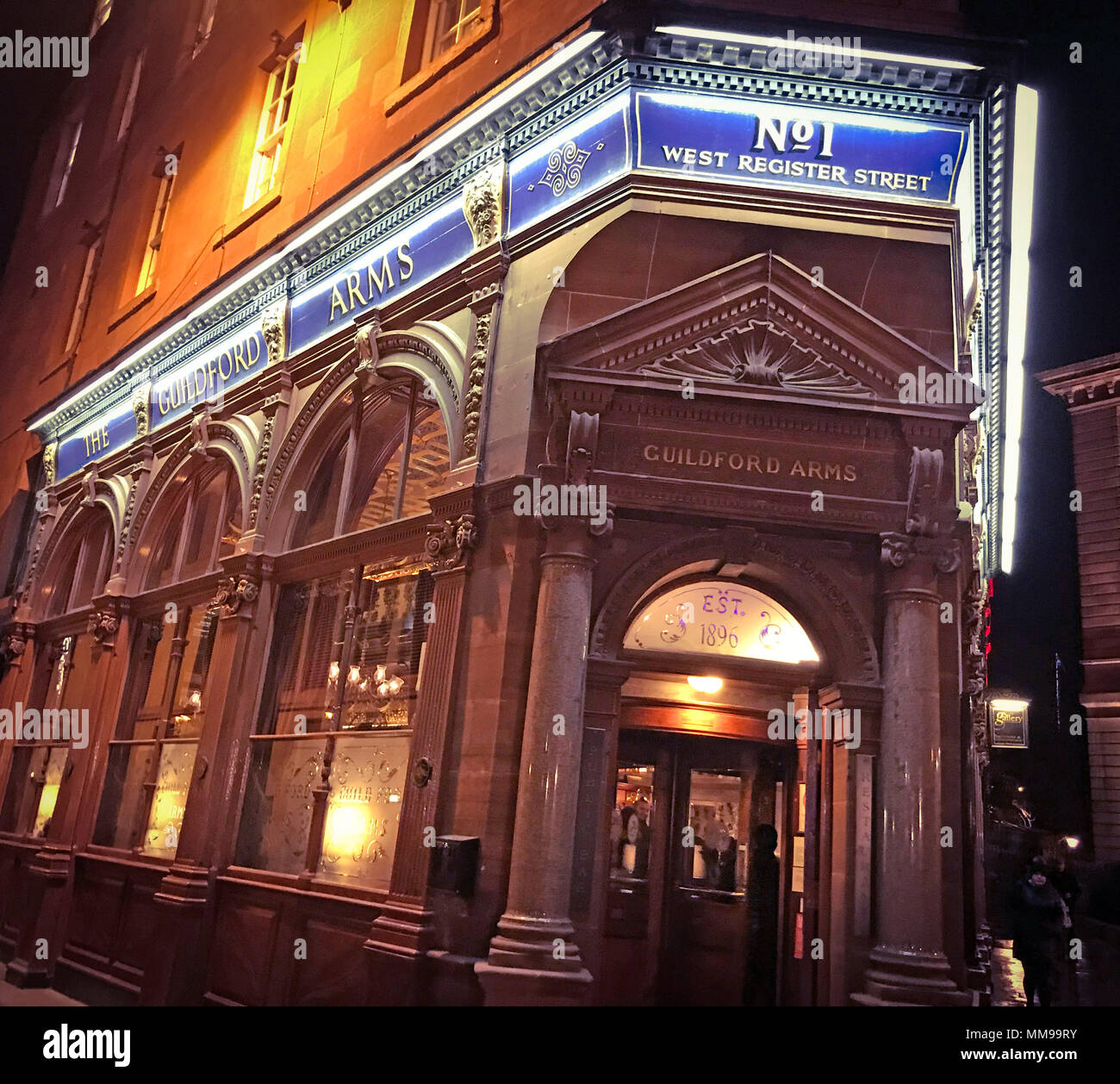 I bracci di Guildford, No 1, West Register Street, Edinburgh EH2 2AA, real ale pub, Scozia, di notte Foto Stock