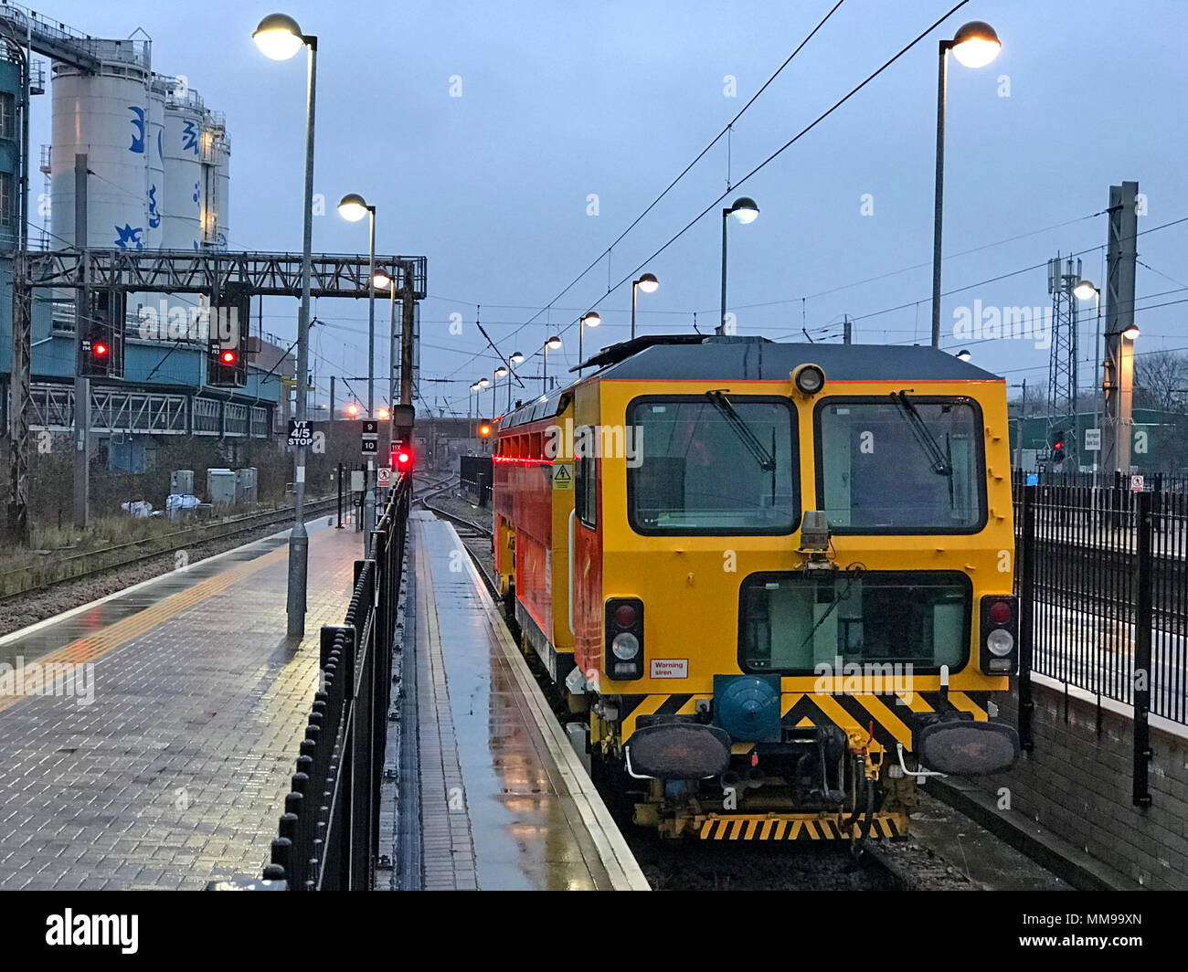 Binario ferroviario di manutenzione veicolo motore, Warrington Bank Quay station al crepuscolo, Cheshire, Inghilterra, Regno Unito, crepuscolo, inverno Foto Stock