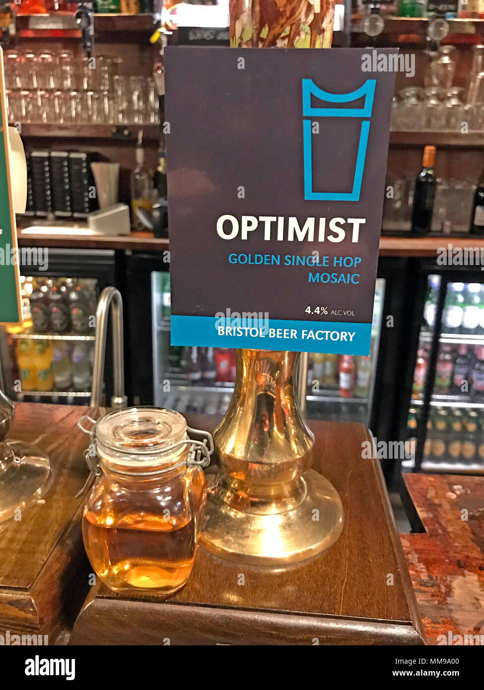 Optimist Bristol la fabbrica di birra di pompe di birra in un bar, in un tradizionale pub inglese, England, Regno Unito Foto Stock