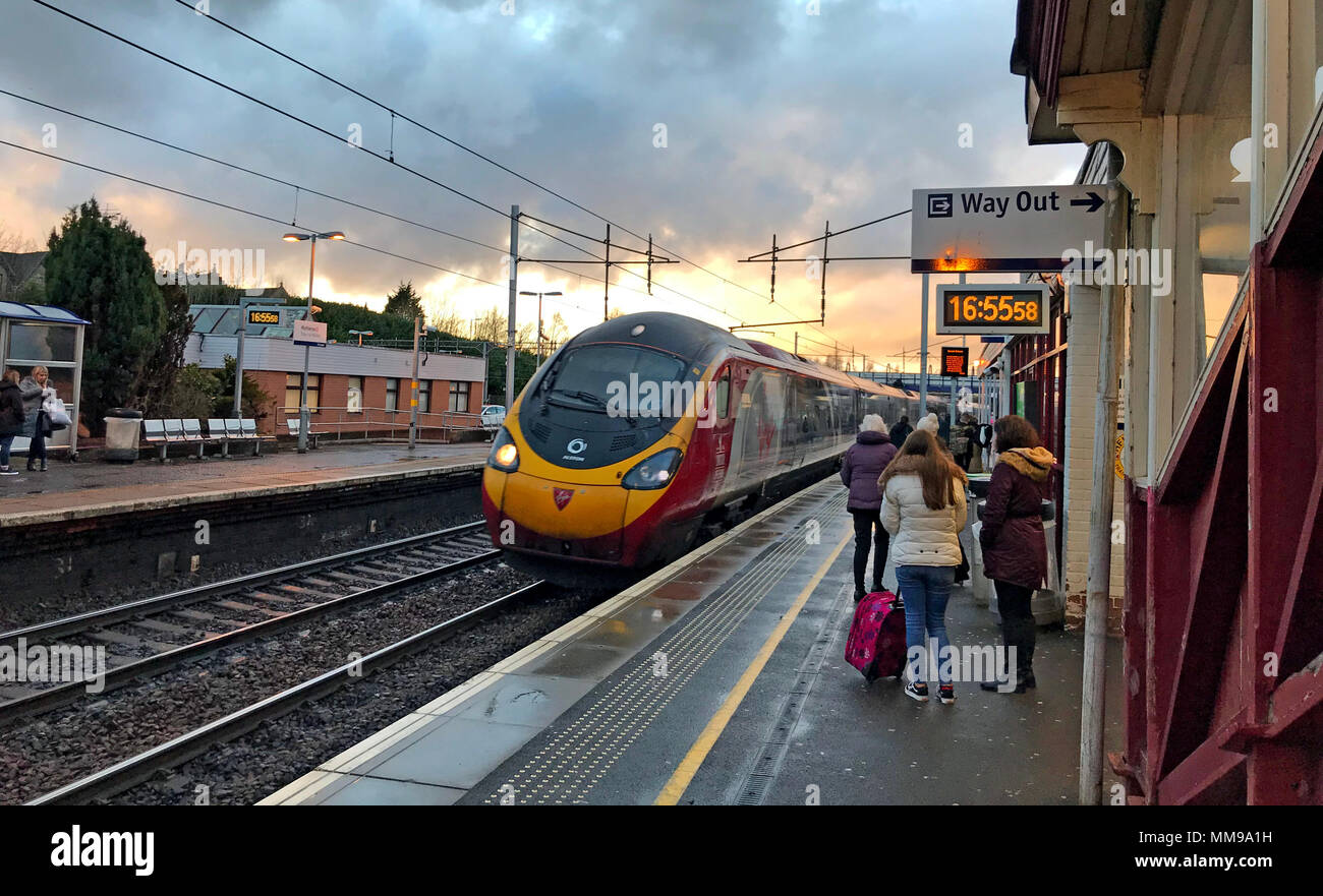Vergine il Pendolino arriva a Motherwell stazione ferroviaria, North Lanarkshire, Scozia in serata, REGNO UNITO Foto Stock