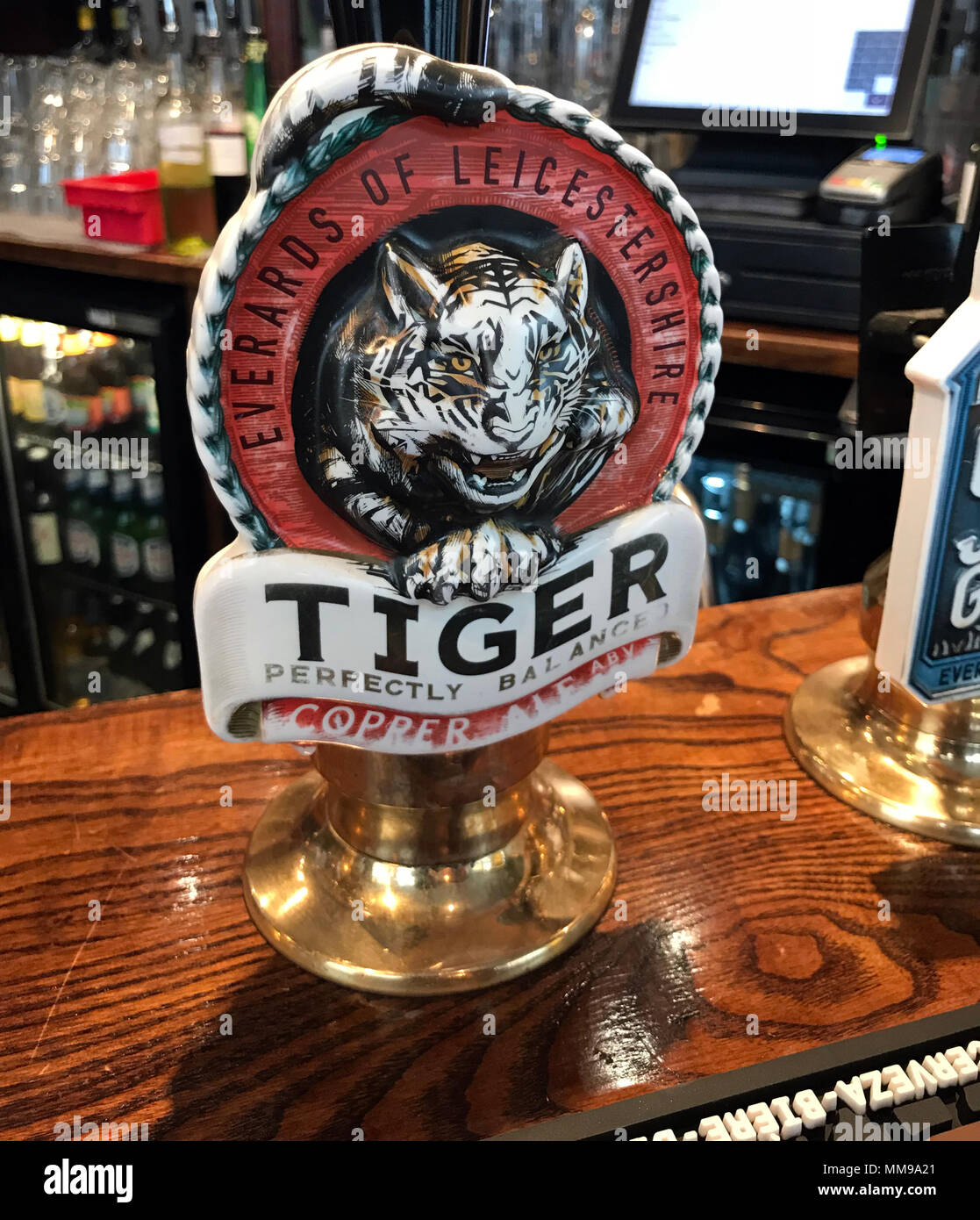Everards birra Tiger pompe in un bar, in un tradizionale pub inglese, England, Regno Unito Foto Stock