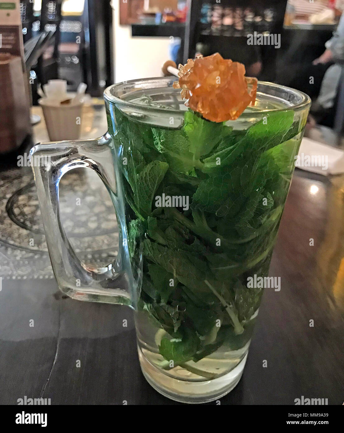 In Medio Oriente il tè alla menta con zucchero Swizzle stick Foto Stock