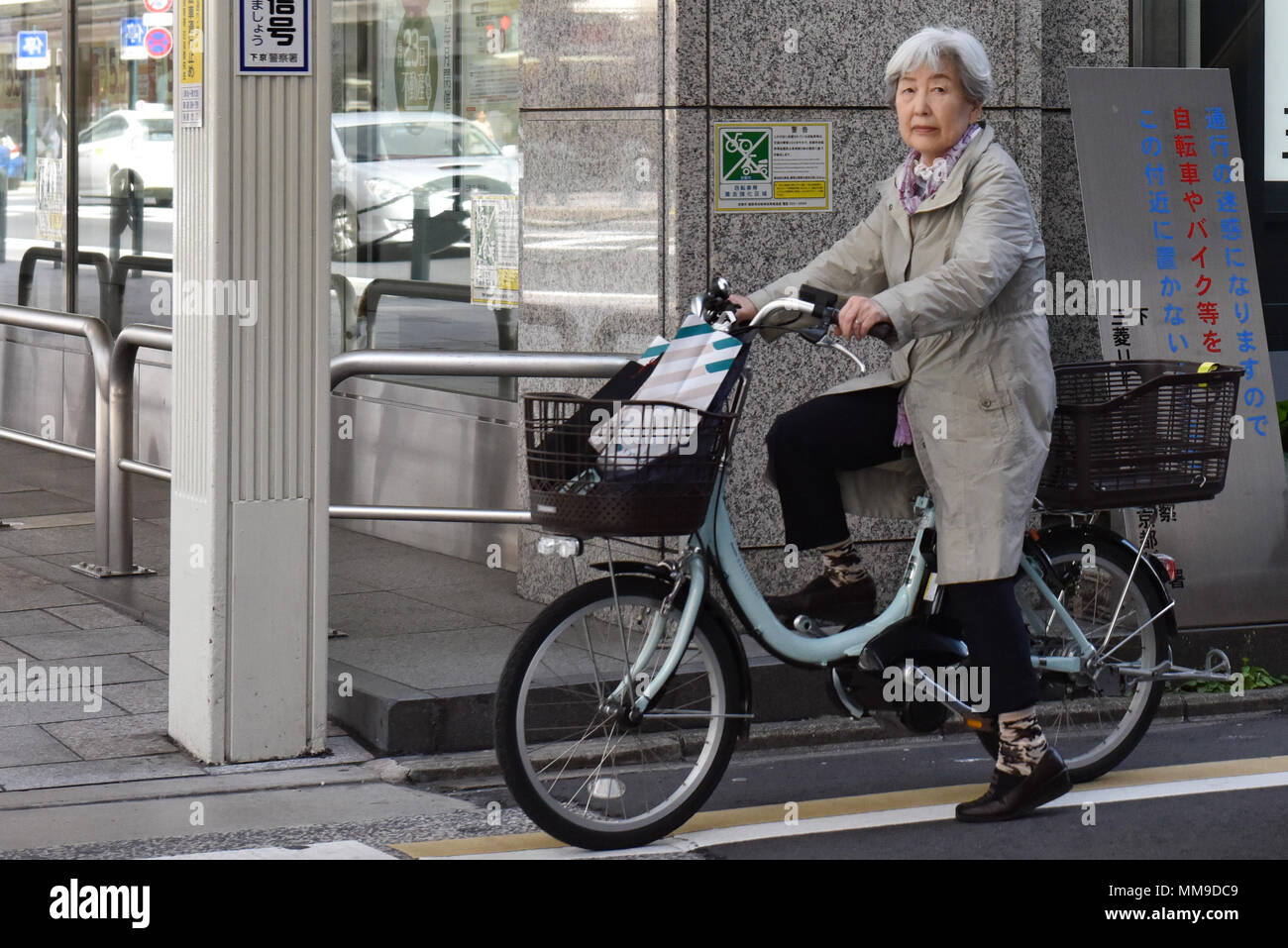 Senior Citizen in sella a una moto, Kyoto, Giappone Foto Stock