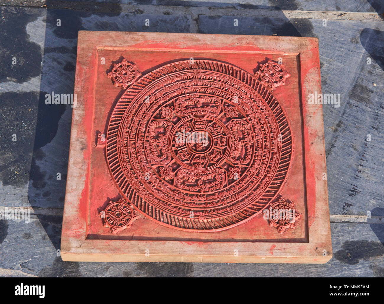 Essiccazione woodblock tibetana di stampe presso il santo Bakong scrittura Stampa Monastero a Dege, Sichuan, in Cina Foto Stock