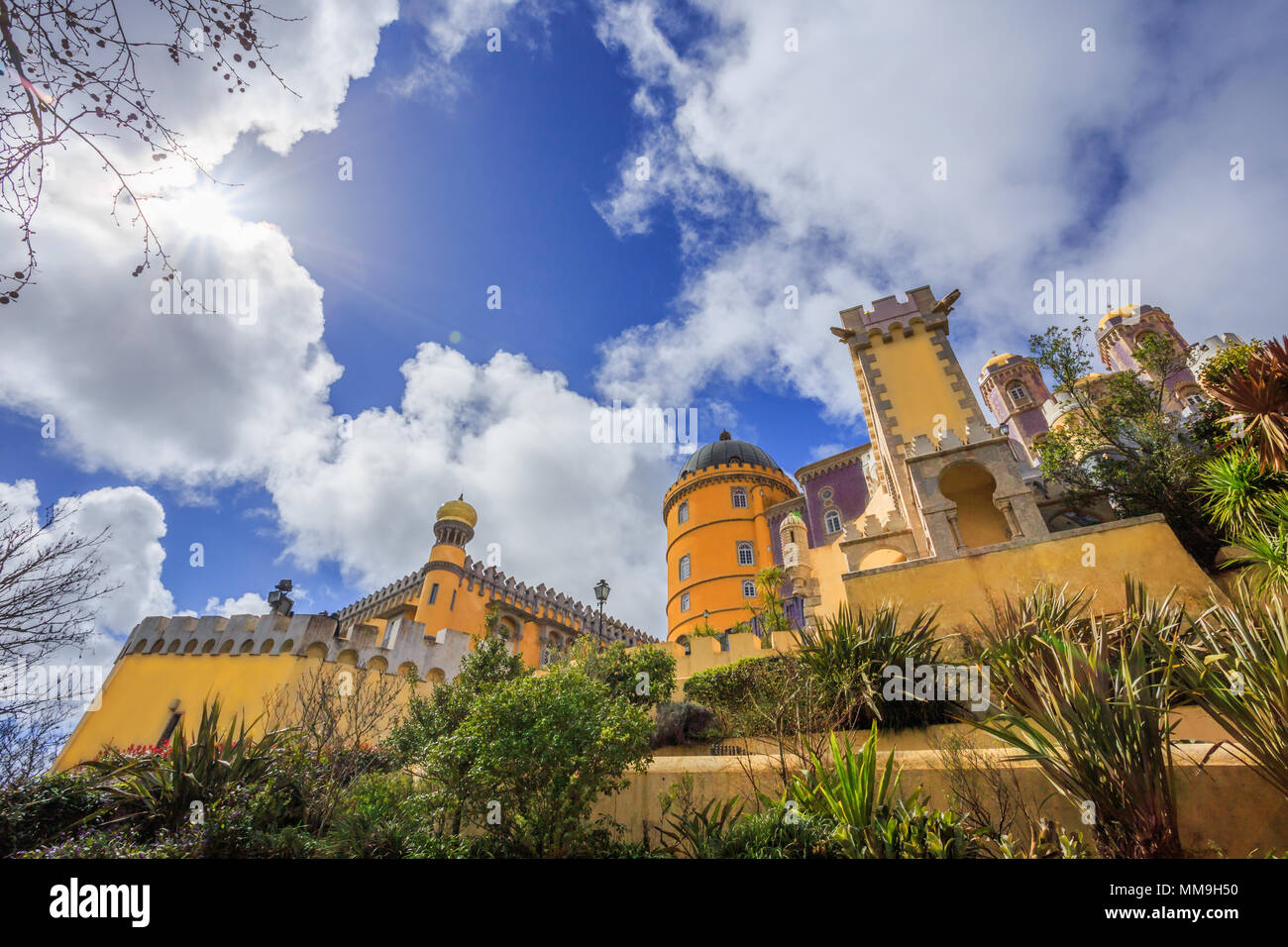 Vista ravvicinata del famoso e storico Palazzo Pena di Sintra in una giornata di sole in Portogallo Foto Stock