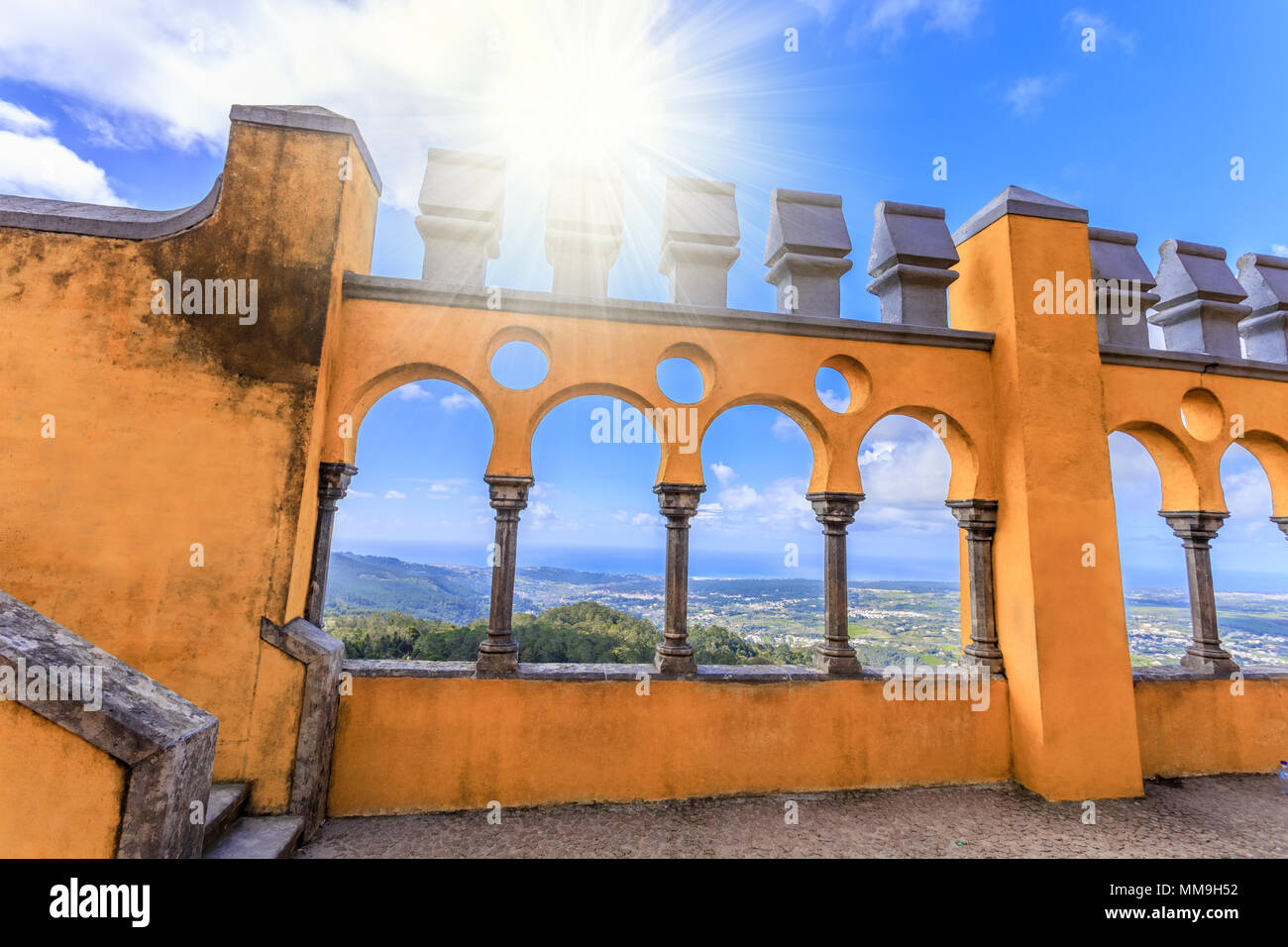 Un tradizionale muro storico costruito con influenze islamiche nel giardino del palazzo pena di Sintra, in Portogallo Foto Stock