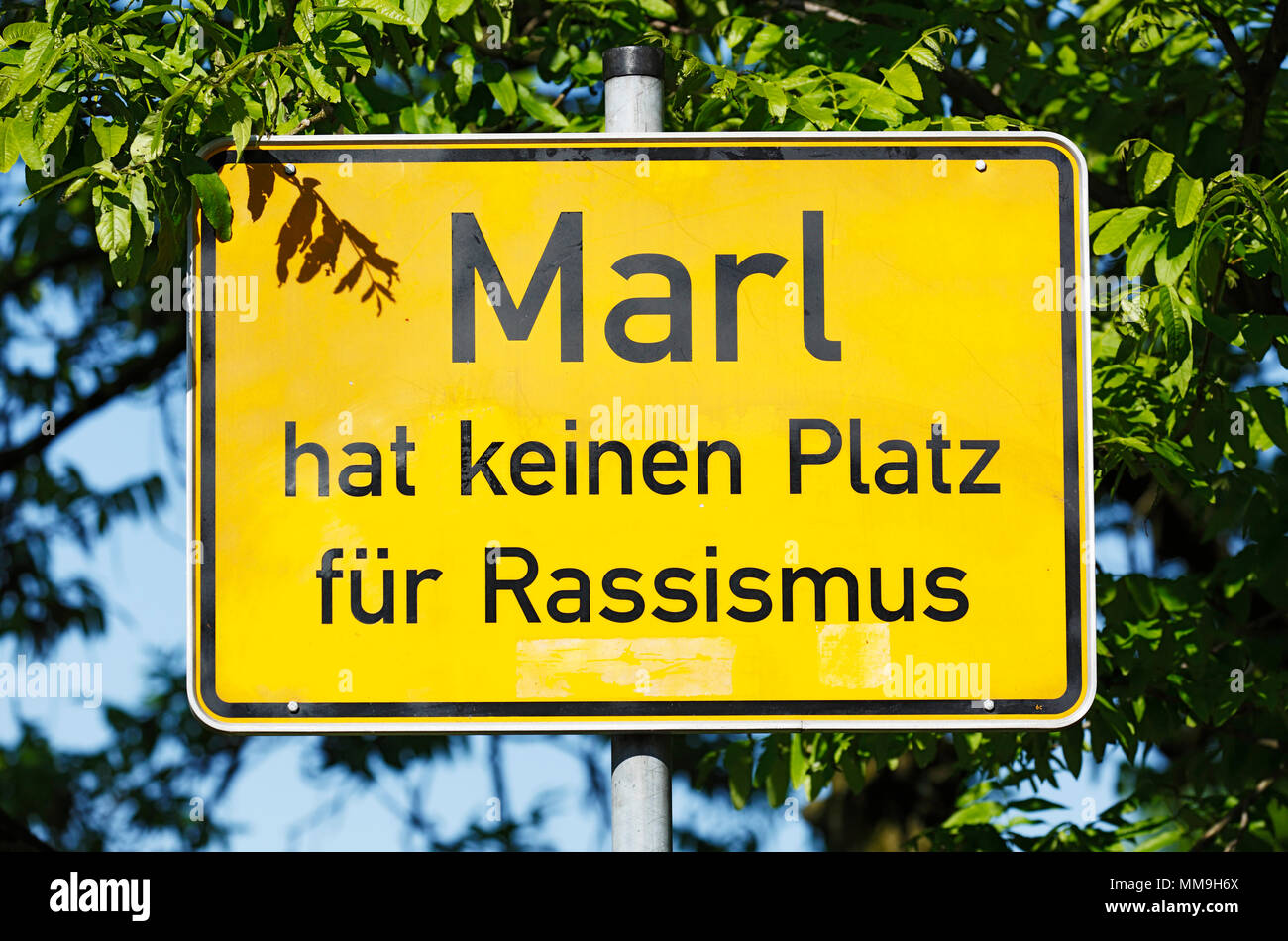 Il razzismo, informazioni segno all'Creiler Platz rilevando "a Marl non vi è spazio per racialism', campagna contro l'odio di estranei, xenofobia e pregiudizi razziali, D-Marl, la zona della Ruhr, Westfalia, Renania settentrionale-Vestfalia, NRW Foto Stock