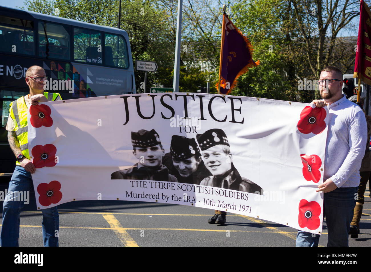 Il 6 maggio 2018, Manchester REGNO UNITO. Due dimostranti testa l'Apprendista ragazzi di Derry parade, pubblicizzando la giustizia per i tre soldati scozzese di campagna. Foto Stock