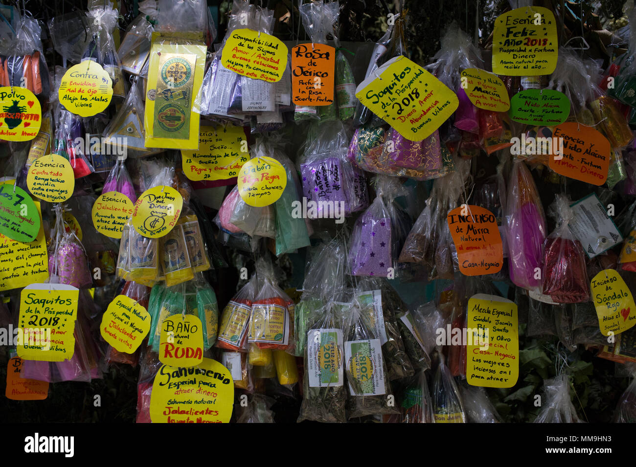 Le erbe e le piante utilizzate per la medicina tradizionale. Mercato centrale, San Jose, Costa Rica, Centroamerica Foto Stock