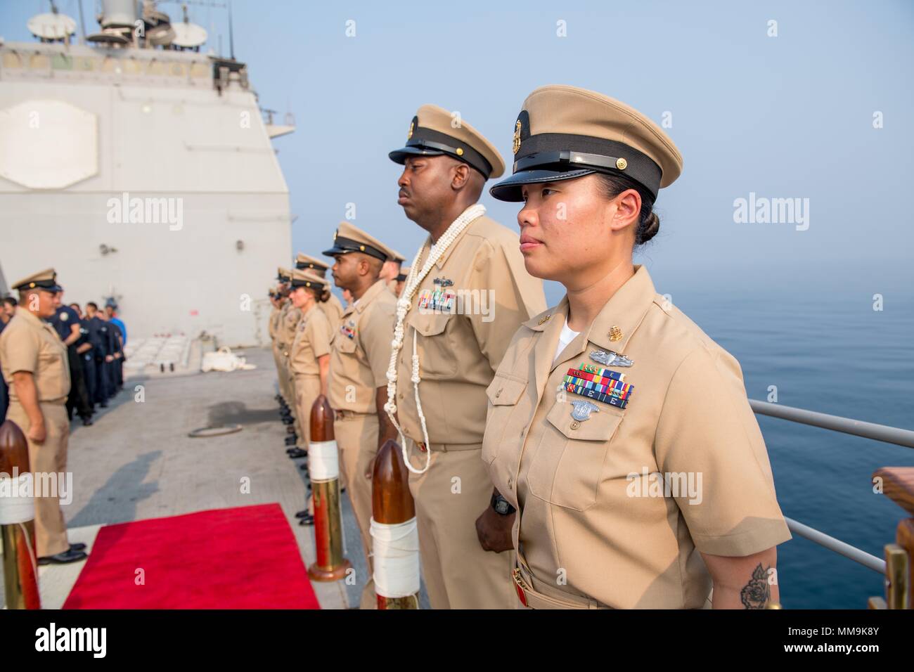 170916-N-VR594-0082 GOLFO ARABICO (sett. 16, 2017) Capo sottufficiali (CPO) sideboys stand ad attenzione durante un CPO pinning cerimonia a bordo della Ticonderoga-class guidato-missili cruiser USS Princeton (CG 59). Princeton è distribuito negli Stati Uniti Quinta Flotta area di operazioni a sostegno della sicurezza marittima operazioni destinate a rassicurare gli alleati e partner e preservare la libertà di navigazione e il libero flusso di commercio nella regione. (U.S. Foto di Marina di Massa lo specialista di comunicazione di terza classe Kelsey J. Hockenberger/rilasciato) Foto Stock