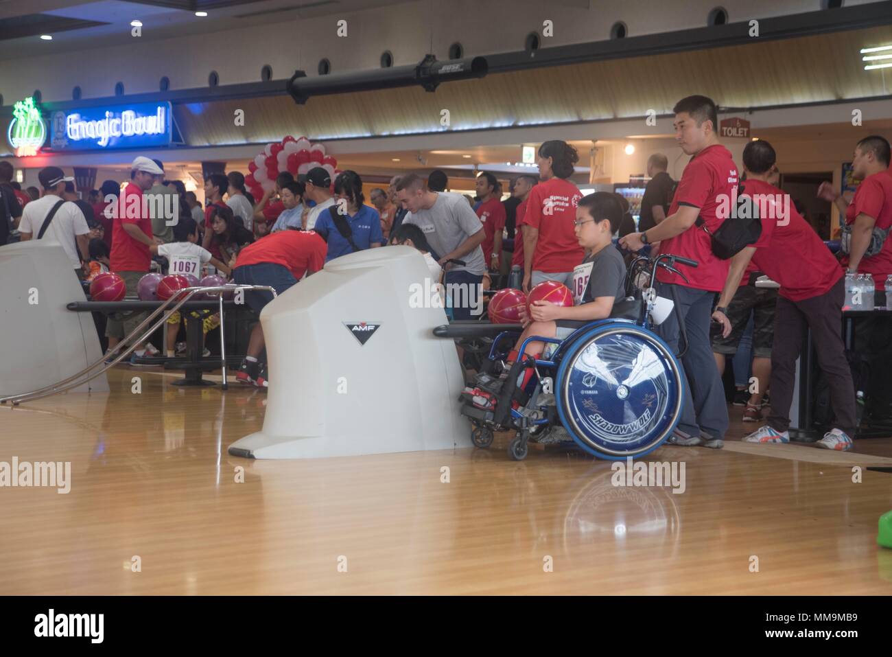 I volontari aiutano giocatori con esigenze speciali durante il XIII annuale di Kadena Special Olympics bowling concorrenza sett. 16, 2017, a Enagic ciotola, Okinawa. Il bowling concorrenza è uno dei due eventi chiave durante la KSO, con gli altri due con una mostra d'arte e un gioco giorno di varie competizioni sportive. (U.S. Air Force foto/Senior Airman Quay Drawdy) Foto Stock