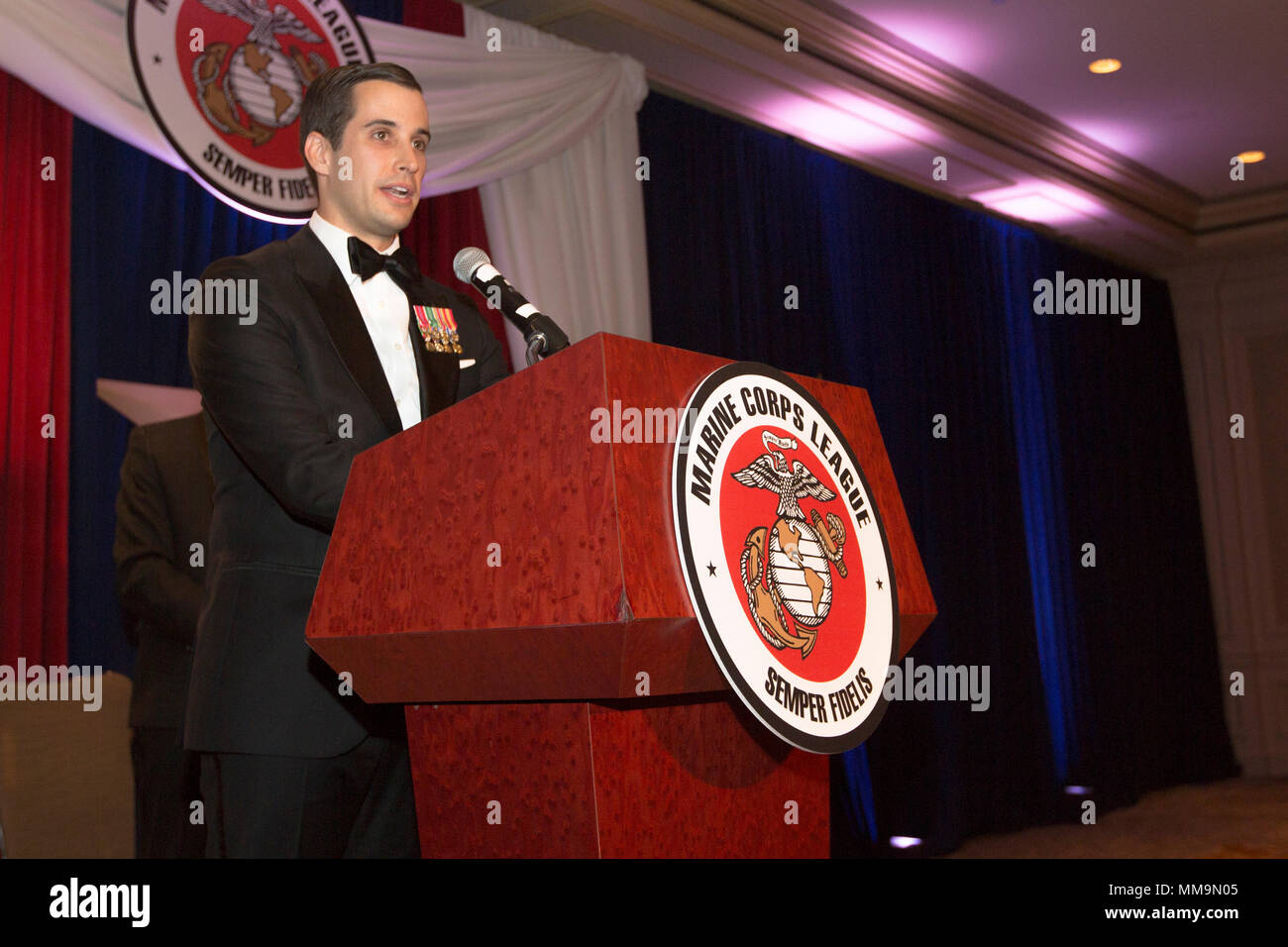 Ian W. Staples, assistente legislativo, dà commento durante il giorno moderno Grand Marina banchetto presso il Ritz Carlton Pentagon City, Arlington, Virginia, Sett. 20, 2017. Staples ha accettato il Dickey Chapelle premio a nome di Susan Davis, congressista, per l'eccezionale servizio meritevole per il suo paese e gli Stati Uniti Marine Corps. (U.S. Marine Corps foto di Cpl. Samantha K. Braun) Foto Stock