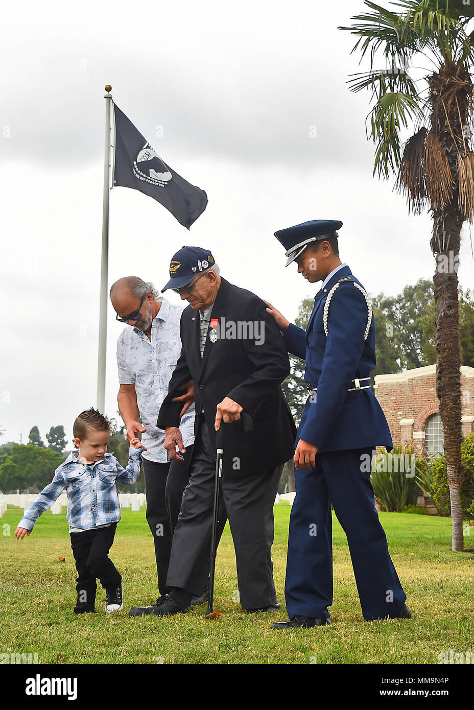 WWII veterano Samuel Schultz è assistito da membri della famiglia e un'UCLA ROTC cadet per ricevere il suo francese Legione di Onore medaglia. BGen Philip Garrant, Vice comandante, lo spazio e il Missile Systems Center, ha partecipato e ha parlato all'Ordine Nazionale della Legione d Onore, tenutasi al (veterani) Los Angeles Cimitero Nazionale. Il presenter, Console Generale Francese a Los Angeles, Christophe Lemoine, riconosciuto dieci Guerra Mondiale 2 americani reduci dall'esercito, U.S. Army Air Corps e il Navy per i loro contributi alla liberazione della Francia. Il premio è la Francia il più alto premio per servizio distinto in Fran Foto Stock