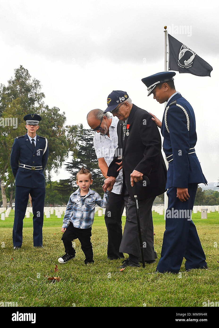 WWII veterano Samuel Schultz è assistito da membri della famiglia e un'UCLA ROTC cadet per ricevere il suo francese Legione di Onore medaglia. BGen Philip Garrant, Vice comandante, lo spazio e il Missile Systems Center, ha partecipato e ha parlato all'Ordine Nazionale della Legione d Onore, tenutasi al (veterani) Los Angeles Cimitero Nazionale. Il presenter, Console Generale Francese a Los Angeles, Christophe Lemoine, riconosciuto dieci Guerra Mondiale 2 americani reduci dall'esercito, U.S. Army Air Corps e il Navy per i loro contributi alla liberazione della Francia. Il premio è la Francia il più alto premio per servizio distinto in Fran Foto Stock