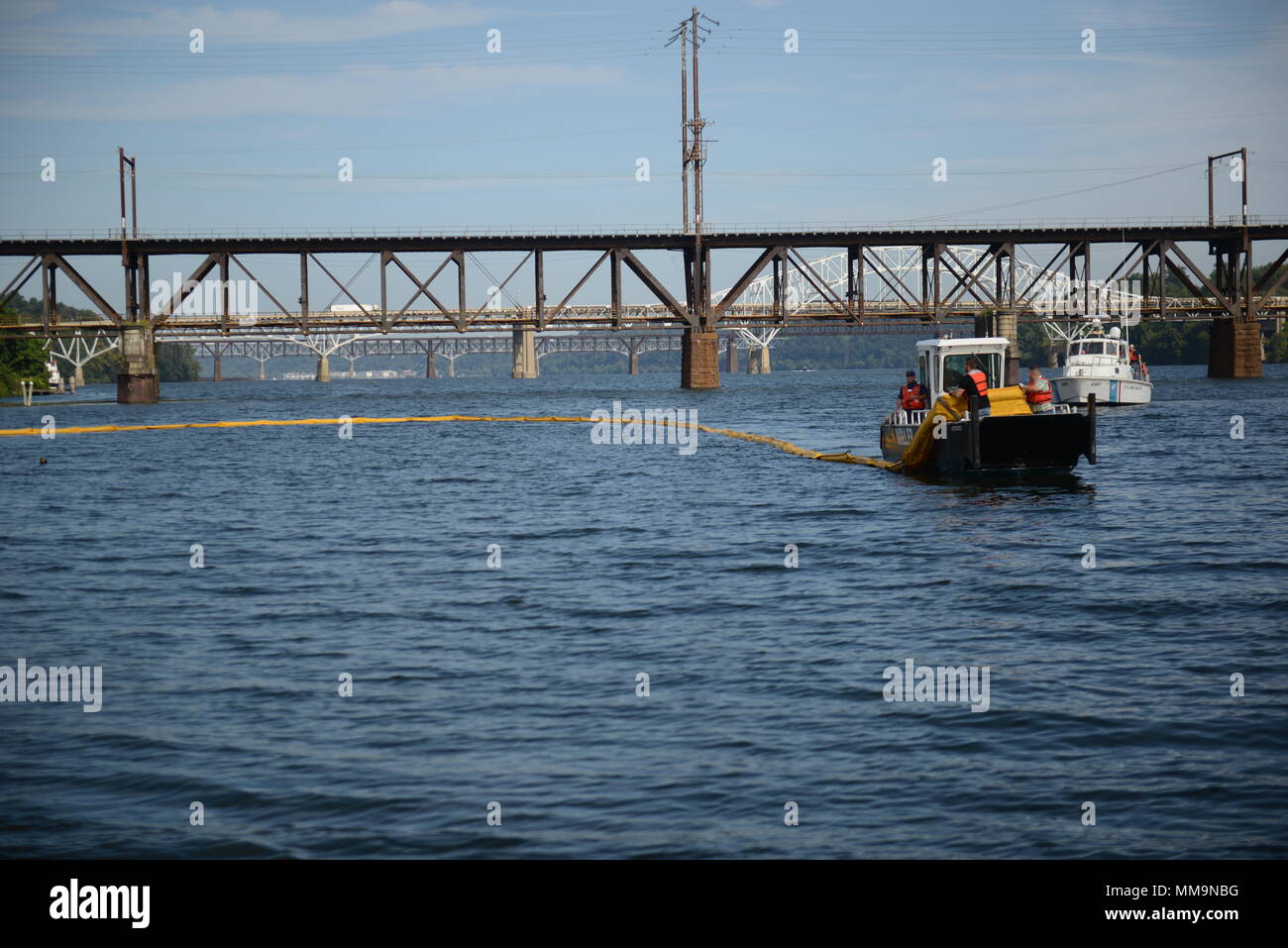 Un Coast Guard boatcrew ausiliaria fornisce la copertura come personale da Miller Ambientale posto del gruppo braccio durante una fuoriuscita di olio esercizio di risposta a Hauve de Grace, Maryland Giovedì, Sett. 21, 2017. Questo esercizio è svolto a praticare agli sforzi di risposta che sarebbe normalmente utilizzati nel corso di un vero e proprio episodio di inquinamento e servirà come un mezzo per testare e migliorare l'efficacia della risposta attuale pianificazione e preparazione. Stati Uniti Coast Guard foto di Sottufficiali di seconda classe Bena Barry Foto Stock