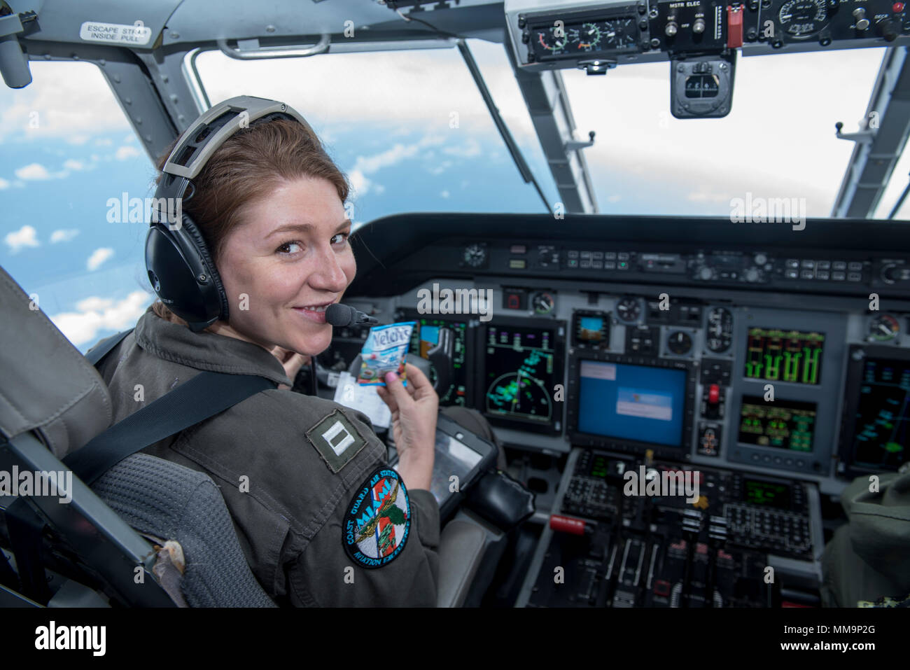 L'HC-144 Ocean Sentry è un aereo di pattuglia marittimo a turboelica doppio operato dalla United States Coast Guard e basato sulla piattaforma Airbus CN-235. L'immagine d'archivio documenta l'aereo in volo attraverso la nuvola di copertura durante una missione di valutazione dei danni dell'uragano Maria nei pressi di Porto Rico il 21 settembre 2017, condotta dalla stazione aerea della Guardia Costiera di Miami. Foto Stock