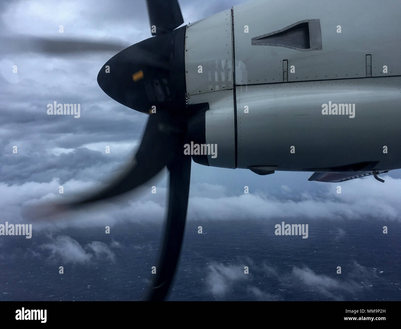 L'HC-144 Ocean Sentry è un pattugliatore marittimo della Guardia Costiera degli Stati Uniti derivato dal progetto Airbus CN-235 a doppia turboelica. L'immagine d'archivio registra il paesaggio esterno visibile dall'aereo durante un volo di valutazione dell'uragano Maria vicino a Porto Rico il 21 settembre 2017, condotto dalla stazione aerea della Guardia Costiera di Miami. Foto Stock