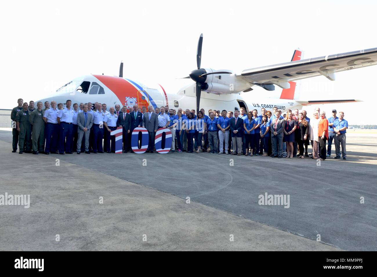 L'HC-144 Ocean Sentry è un aereo da pattuglia marittimo bimotore turboelica operato dalla United States Coast Guard e derivato dall'Airbus CN-235. Il 22 settembre 2017, i funzionari si riunirono all'Airbus Defense and Space di Mobile, Alabama, per ricordare che la flotta superava le 100.000 ore di volo. L'immagine d'archivio registra la cerimonia e il personale della Guardia Costiera. Foto Stock
