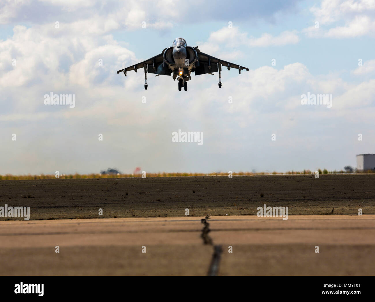 Un AV-8B Harrier II passa sopra la linea di volo, dimostrando l'aeromobile funzionalità durante il 2017 Marine Corps Air Station Miramar Air Show a MCAS Miramar, California, Sett. 23. Il tema scelto per la air show è "un omaggio ai veterani del Vietnam" e dispone di numerosi spettacoli e visualizza riconoscendo i sacrifici dei veterani del Vietnam. L'air show offre ai visitatori la possibilità di vedere il Marine Corps, Marina, Air Force, Esercito e gli aerei civili spanning 70 anni nonché consente agli ospiti di prendere un aspetto di prima mano al Marine Corps equipaggiamento tattico. (U.S. Marine Corps foto di Cpl. Jake M. Foto Stock