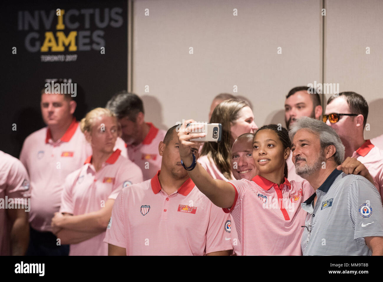 Invictus Games è un evento multisportivo adattivo internazionale fondato nel 2014 dal principe Harry per sostenere il recupero e la riabilitazione di membri del servizio e veterani feriti, feriti e malati. Il 23 settembre 2017, i membri del Team U.S. si sono riuniti per un ricevimento prima della cerimonia di apertura presso l'Air Canada Centre di Toronto, Canada. L'immagine d'archivio documenta il gruppo durante l'evento pre-cerimonia ai Giochi del 2017. Foto Stock