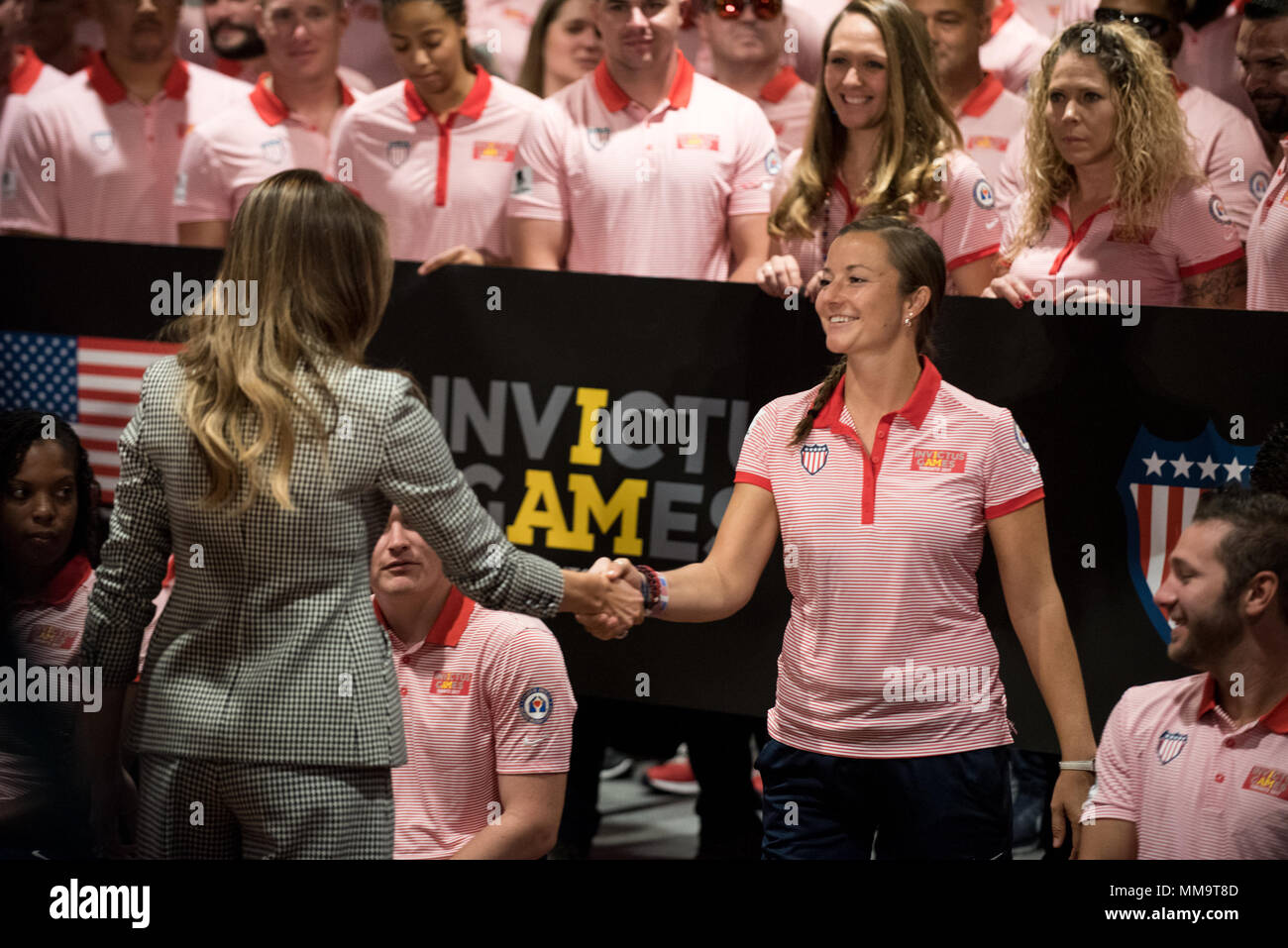 Melania Trump, First Lady degli Stati Uniti d'America, scuote le mani con il Team U.S. Il capitano, U.S. Air Force Capt. Christy saggio durante un ricevimento prima della cerimonia di apertura del 2017 Invictus giochi presso la Air Canada Centre a Toronto in Canada. sett. 23, 2017. La Invictus Giochi, fondata nel 2014 dal Regno Unito il principe Harry, è progettato per utilizzare la potenza dello sport ad ispirare il recupero, sostenere azioni di riabilitazione e di generare una più ampia comprensione e rispetto per coloro che servono il loro paese e per i loro cari.(DoD Foto di U.S. Army Sgt. James K. McCann) Foto Stock