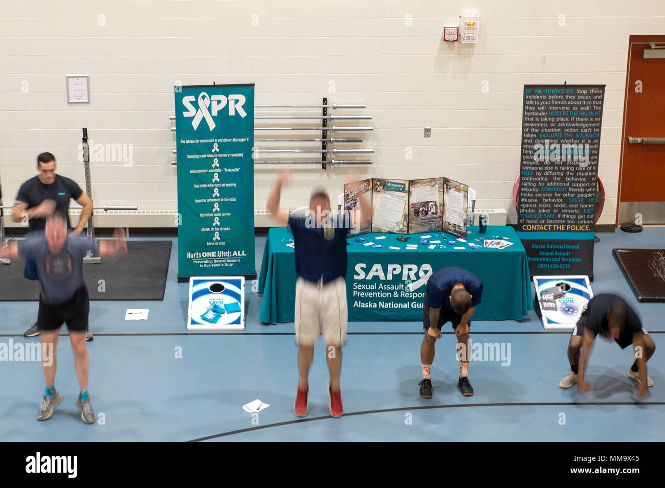 Base comune Elmendorf-Richardson aviatori e dei soldati di partecipare a un concorso CrossFit durante una prevenzione dei suicidi evento in buckner fisica Centro Fitness a base comune Elmendorf-Richardson, Alaska, Sett. 22, 2017. L'Alaska esercito Guardia Nazionale collabora con il capitolo di ancoraggio della Fondazione Americana per la prevenzione dei suicidi nella sponsorizzazione di una prevenzione dei suicidi Awareness Month 5K di camminare/correre e CrossFit sfida. La manifestazione è stata ospitata presso Buckner fisica Centro Fitness su JBER. Le risorse comunitarie che assistito con l'evento sono stati i veterani di ancoraggio Centro Affari veterano suicidio P Foto Stock