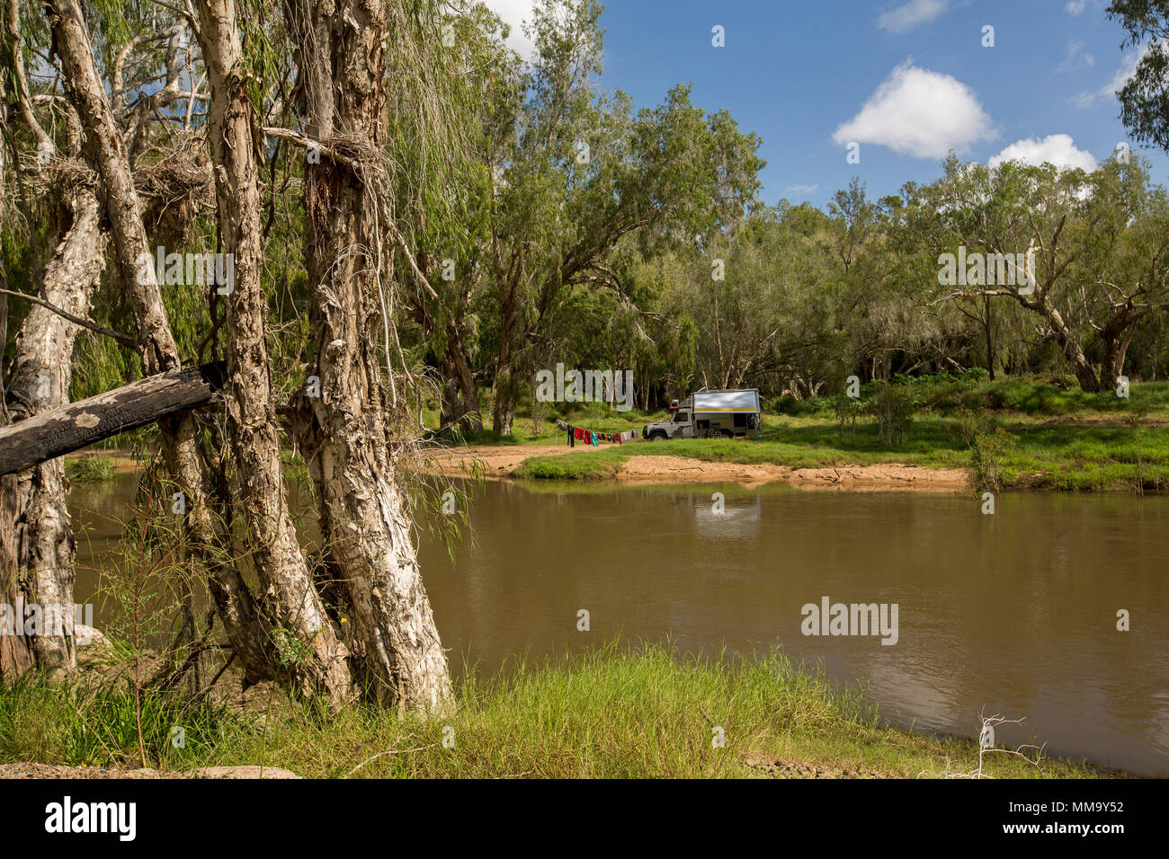 Veicolo per attività ricreative. Land Rover camper e al campeggio in uno splendido paesaggio boscoso sulla banca del fiume di Isacco sotto il cielo blu nel Queensland Australia Foto Stock