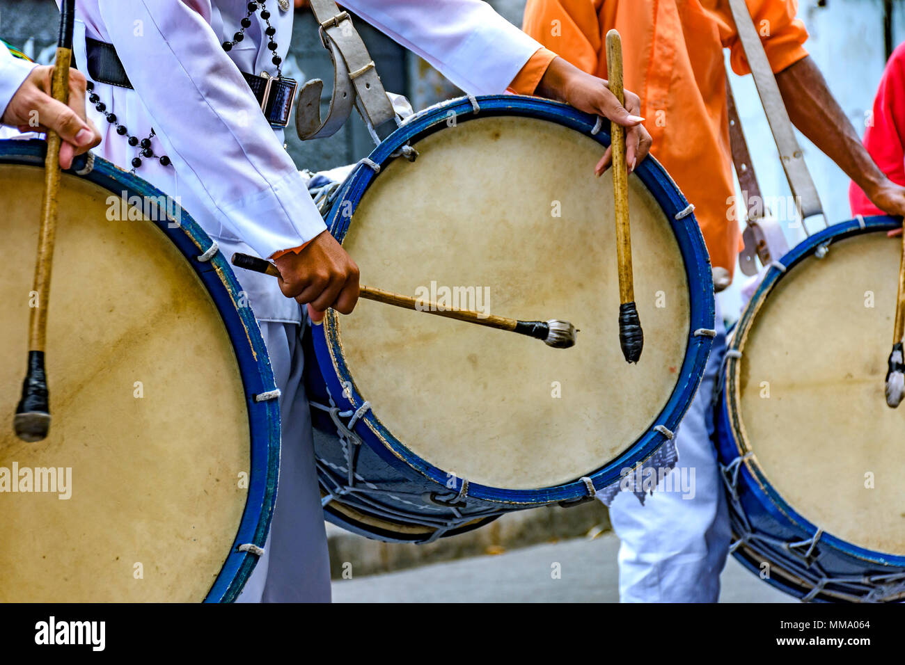 Tamburi i giocatori in un brasiliano folk festival in onore di San Giorgio nello Stato di Minas Gerais Foto Stock