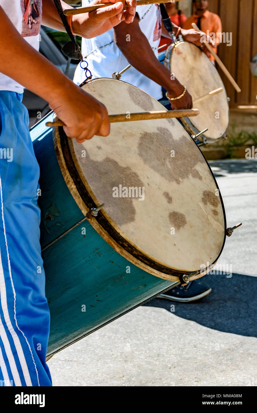 Tamburi i giocatori in un brasiliano folk festival in onore di San Giorgio nello Stato di Minas Gerais Foto Stock