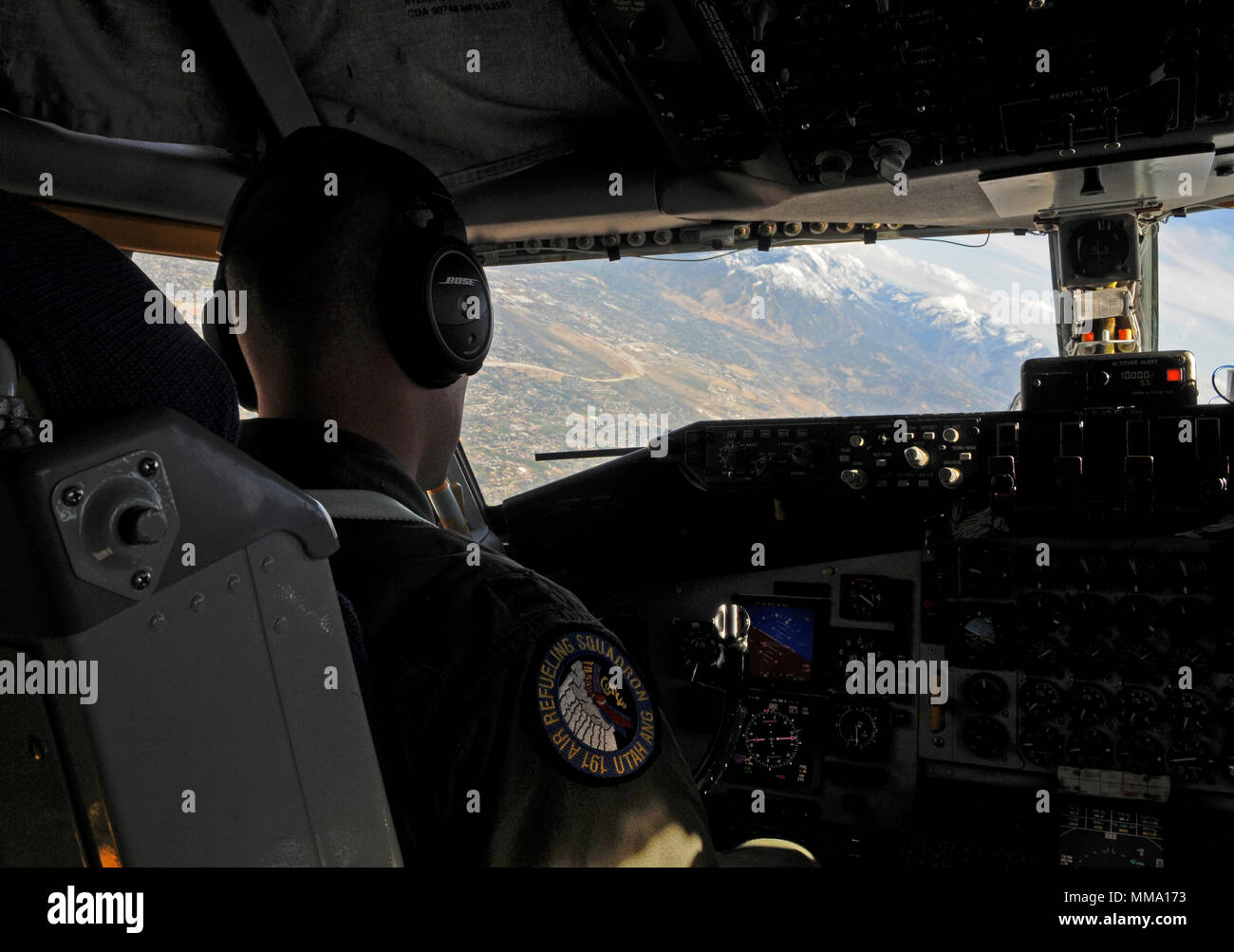 Utah Air National Guard Capt. Nick Thompson, un pilota assegnato all'151st Air Refuelling Wing, Salt Lake City, mosche una KC-135 Stratotanker su Salt Lake City sulla approccio finale di Roland R. WRIGHT Air National Guard sulla base sett. 26, 2017. (U.S. Air National Guard photo by Staff Sgt. Danny Whitlock/rilasciato) Foto Stock