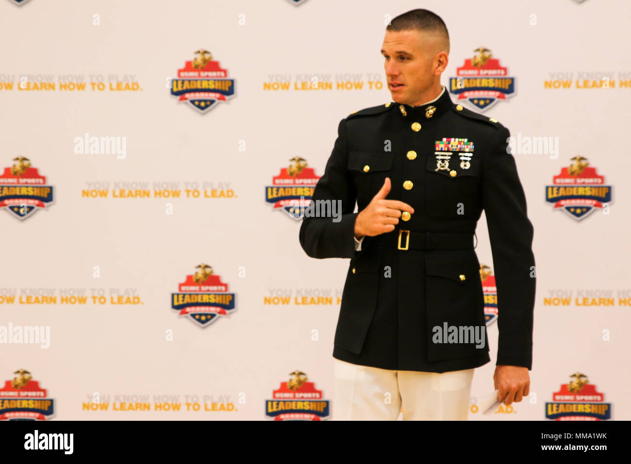 Stati Uniti Marine Il Mag. Jonathan Landers, comandante della stazione di reclutamento di Nashville, si compiace di alta scuola basket atleti al 2017 USMC Sport Leadership Academy di Rocky Top Sports World di Gatlinburg, Tennessee, Sett. 2, 2017. L'accademia unisce il rigore di sviluppo atletico con il carattere edificio d'America's finest leader. (U.S. Marine Corps foto di Sgt. Mandaline Berlina) Foto Stock