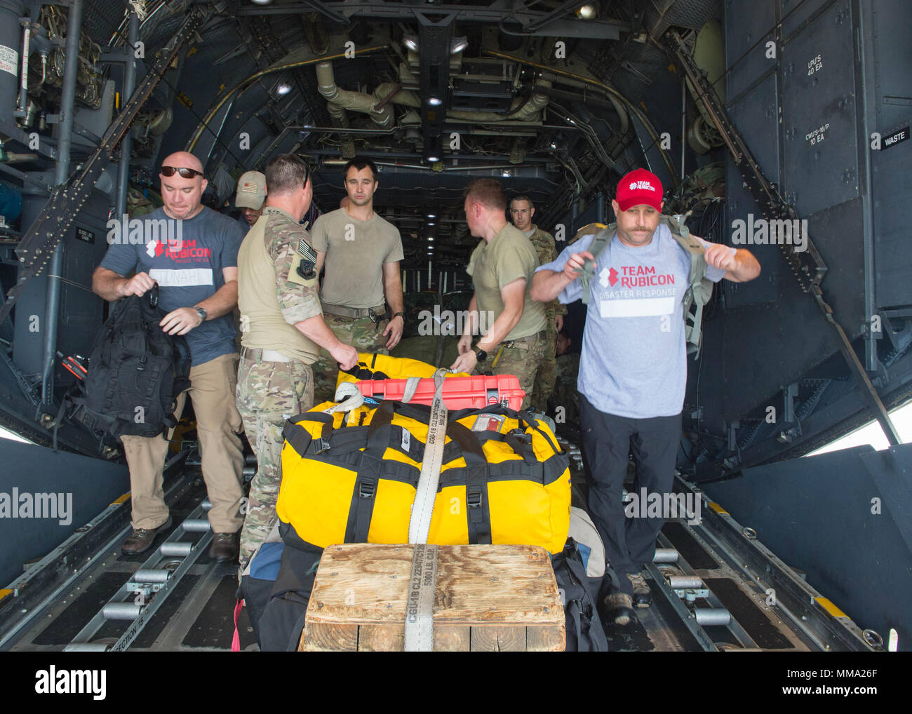 La risposta di emergenza i lavoratori dalla Scuderia Rubicone regione III partono il retro di un MC-130H Combat Talon II, a Charles Douglas aeroporto, Dominica, Sett. 27, 2017. Aria Commandos trasportato 25 giamaicano di soldati e civili di risposta di emergenza i lavoratori fornendo aiuti umanitari dopo gli uragani di Irma e Maria hanno devastato le isole dei Caraibi. (U.S. Air Force foto di Tech. Sgt. Shawn nichel) Foto Stock