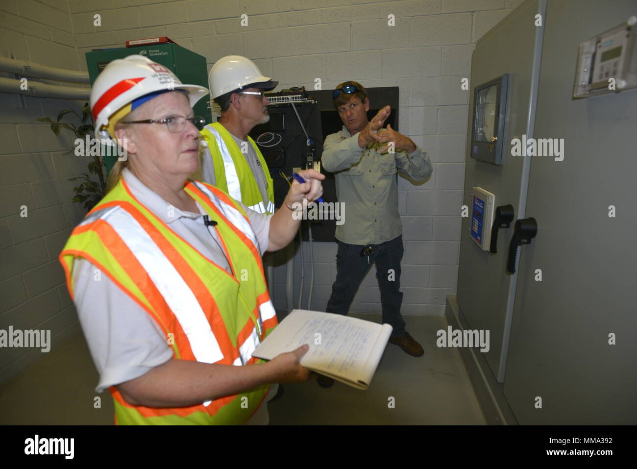 (Sinistra) Cathie Desjardin, U.S. Esercito di ingegneri per le operazioni di emergenza tecnico dal distretto di Seattle ispeziona un azionamento a vuoto del sistema di raccolta in Key Largo, Florida al Key Largo Delle Acque Reflue centro distretto come Jared Ryan, (destra) Key Largo Wastewater plant manager, descrive le funzioni del sistema a depressione che subito danni a Paolo Lad un agenzia di protezione ambientale scienziato ambientale. Il servizio delle pompe a 16 miglia di case e di aziende in alto a Florida Keys. Il Corps e EPA ha ricevuto assegnazioni di missioni per aiutare a valutare l'Acqua/Acque reflue requiremen Foto Stock