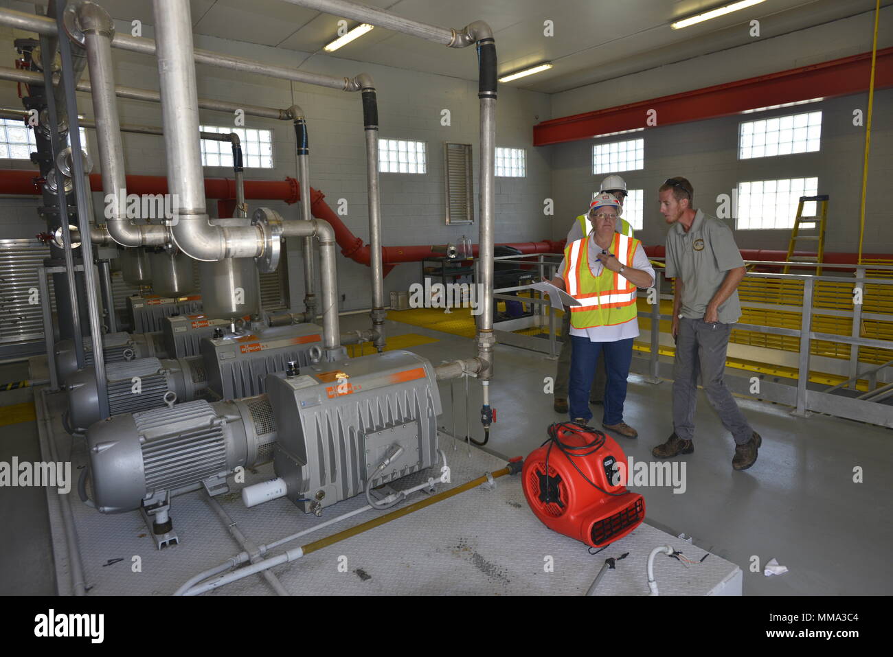 Cathie Desjardin, U.S. Esercito di ingegneri per le operazioni di emergenza tecnico dal distretto di Seattle ispeziona un azionamento a vuoto del sistema di raccolta in Key Largo, Florida al Key Largo Delle Acque Reflue centro distretto. Il sistema di depressione subito danni durante l uragano Irma e servizio a 16 miglia di case e di aziende in alto a Florida Keys. Il corpo ha ricevuto assegnazioni di missioni per aiutare a valutare l'acqua/requisiti di acque reflue nelle chiavi, Contea di Monroe, dove migliaia di abitazioni sono state gravemente danneggiata da un uragano Irma. (USACE foto di Mark Rankin) Foto Stock