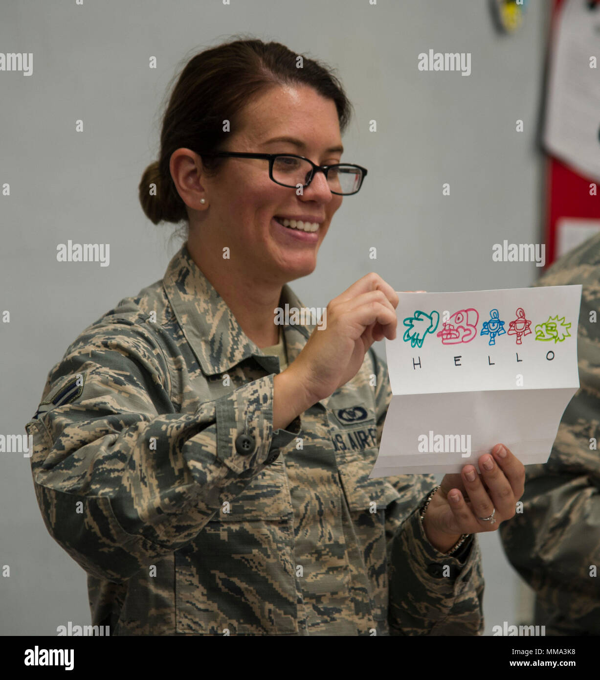 Airman 1. Classe Briana ottima, xv comando Parafango post, contiene un esempio di alfabeto Maya progetto per il sesto grado gli studenti a Hickam Scuola Elementare, Base comune Harbor-Hickam perla, Hawaii, Sett. 27, 2017. I volontari hanno organizzato una serie di eventi per gli studenti a sostegno di eredità ispanica mese. Eredità ispanica mese è osservato dal 15 settembre-15 ottobre a celebrare la storia, la cultura e i contributi dei cittadini americani i cui antenati sono arrivati dalla Spagna, Messico, Caraibi e America Centrale e America del Sud. (U.S. Air Force foto di Tech. Sgt. Heather Redman) Foto Stock