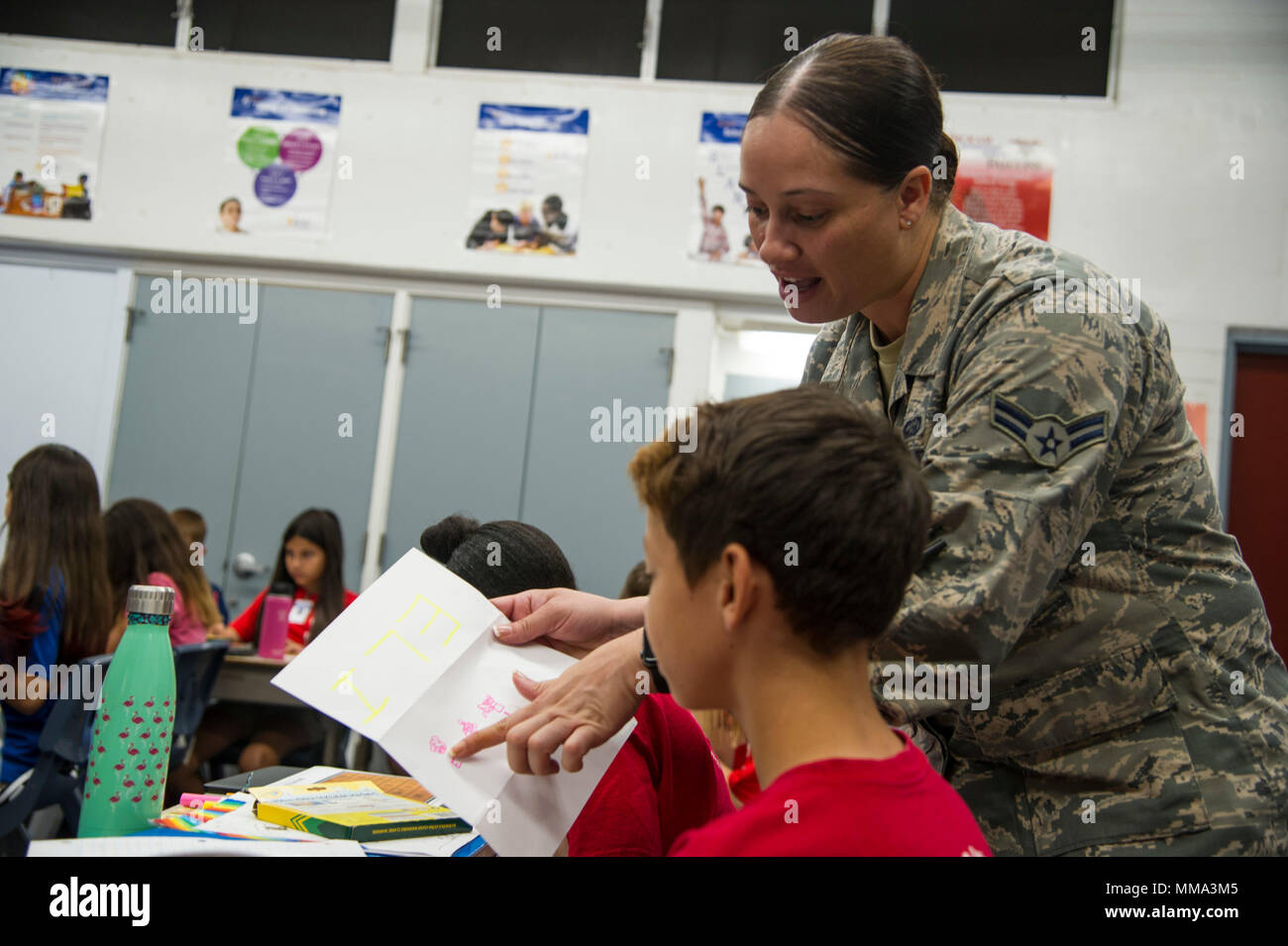 Airman 1. Classe Marissa Chavez, 647th forza squadrone di supporto gestione forza apprendista, va oltre l'alfabeto Maya con alcuni del sesto grado gli studenti a Hickam Scuola Elementare, Base comune Harbor-Hickam perla, Hawaii, Sett. 27, 2017. I volontari hanno organizzato una serie di eventi per gli studenti a sostegno di eredità ispanica mese. Eredità ispanica mese è osservato dal 15 settembre-15 ottobre a celebrare la storia, la cultura e i contributi dei cittadini americani i cui antenati sono arrivati dalla Spagna, Messico, Caraibi e America Centrale e America del Sud. (U.S. Air Force foto di Tech. Sgt. Heath Foto Stock