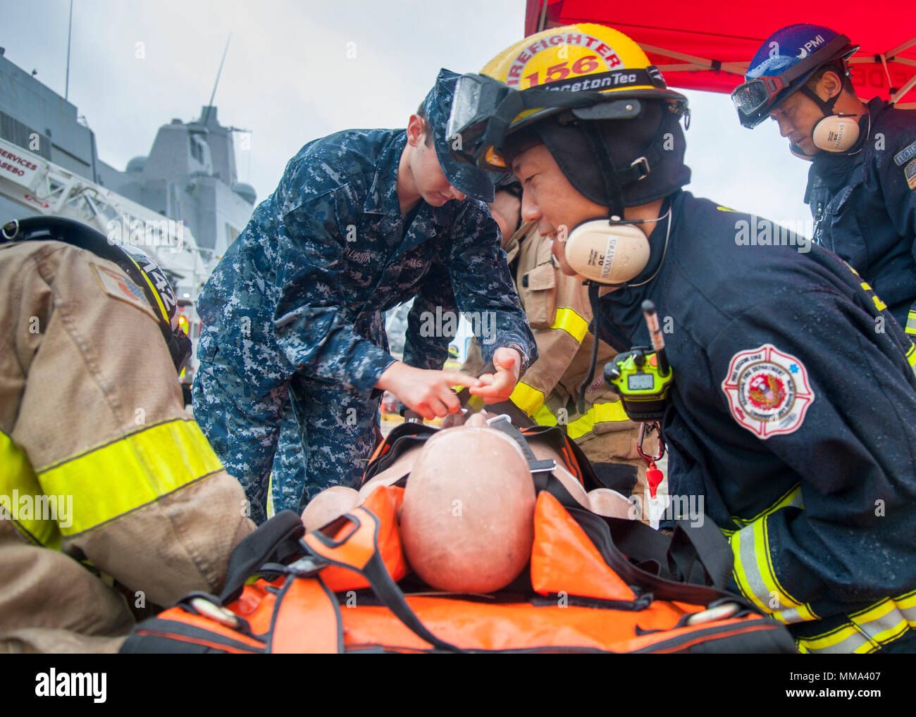 170927-N-NY430-0042 Sasebo, Giappone (sett. 28, 2017) il fuoco e i servizi di emergenza il personale assegnato al Comandante delle Forze navali del Giappone e marinai da U.S. Naval Hospital Yokosuka Branch Health Clinic, Sasebo, caricare una simulazione di incidente su una barella durante un incendio a bordo praticare a bordo della San Antonio-classe di trasporto anfibio dock nave USS Green Bay (LPD 20). La formazione è eseguita periodicamente dopo la nave ritorna dal essendo in corso per mantenere antincendio integrato proficiency tra Riva e nave-basato i vigili del fuoco. (U.S. Foto di Marina di Massa lo specialista di comunicazione di terza classe Kristop Foto Stock