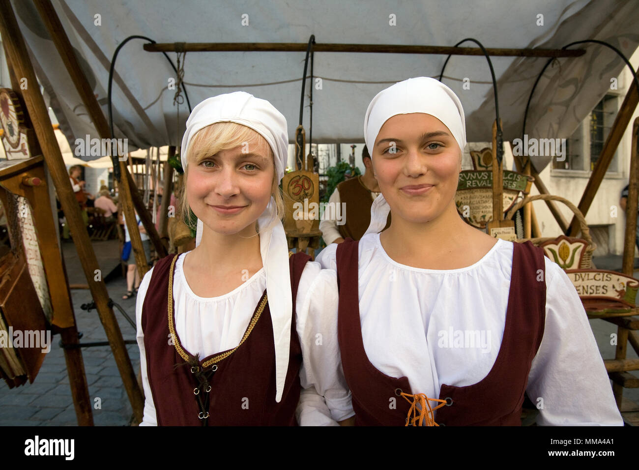 2 Giovani Donne In Abiti Tradizionali Tallinn Estonia Foto Stock Alamy