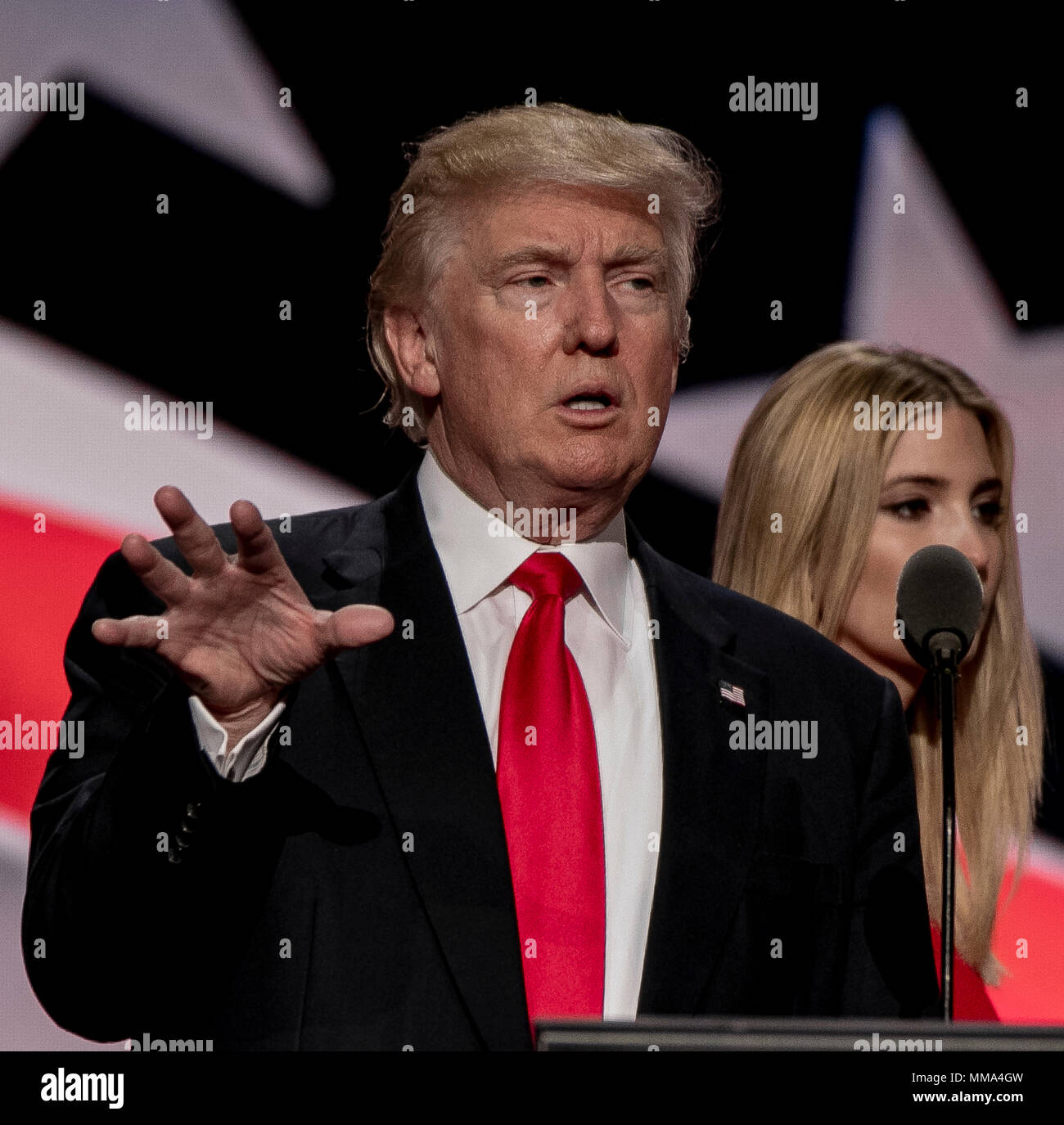 Cleveland Ohio, USA, luglio 21, 2016 Il candidato presidenziale Donald Trump gesti durante i controlli audio sul palco a Quicken Arena per la Convention Nazionale Repubblicana Foto Stock