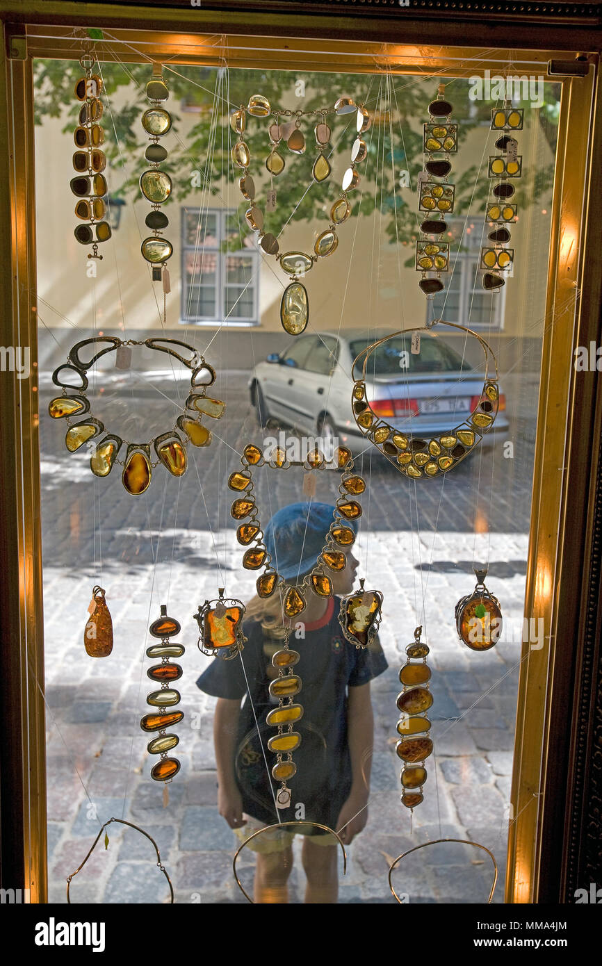 Bambina alla vetrina di un negozio, Tallinn, Estonia Foto Stock